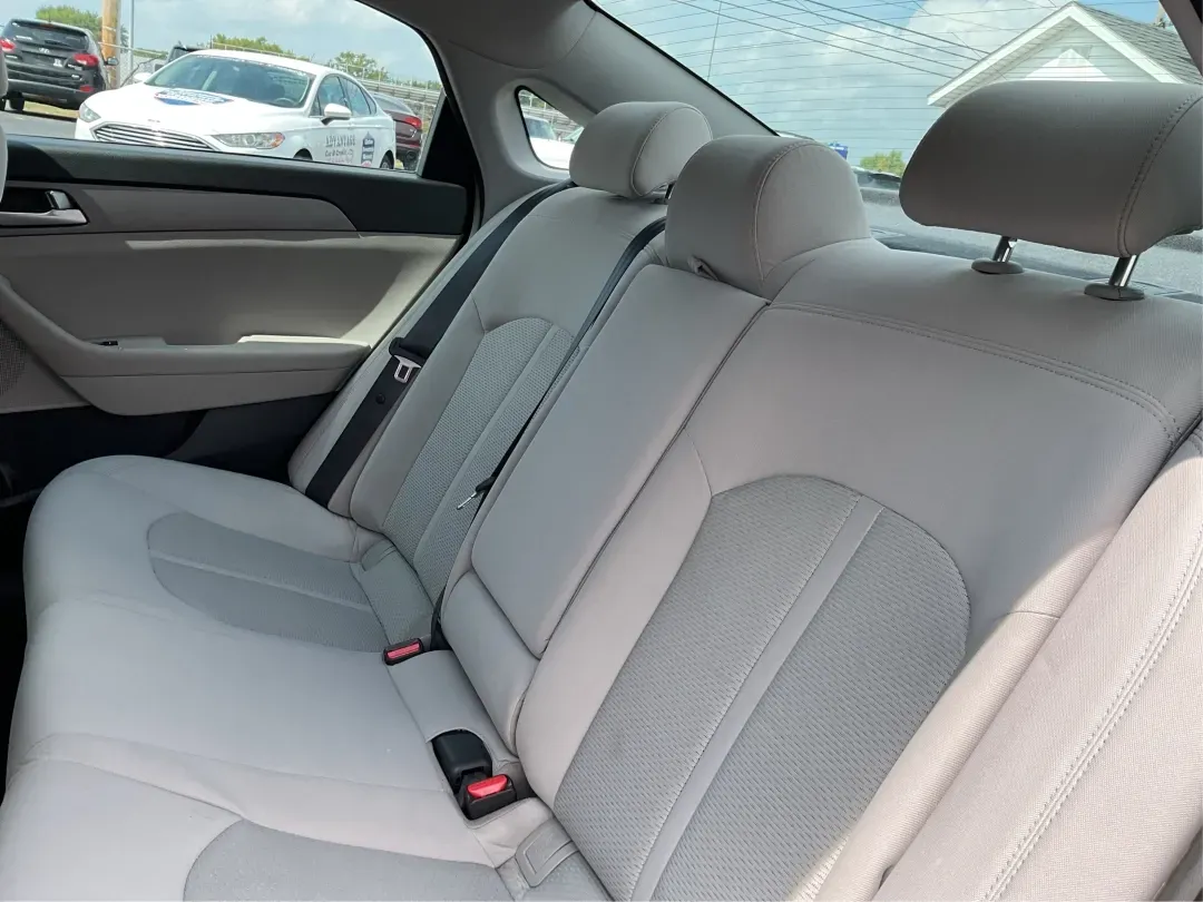 2016 Hyundai Sonata SE (5NPE24AF3GH) with an 2.4L I-4 gasoline direct injection engine, located at 1184 Kauffman Ave, Fairborn, OH, 45324, (937) 908-9800, 39.807072, -84.030914 - **Discover Your Ideal Family Sedan: 2016 Hyundai Sonata SE at Advantage Car and Credit - Moraine**<br /> <br /> Are you in search of a dependable vehicle that perfectly fits your family's lifestyle or makes your daily commute a breeze? Look no further! Presenting the 2016 Hyundai Sonata SE, a stylis - Photo#10