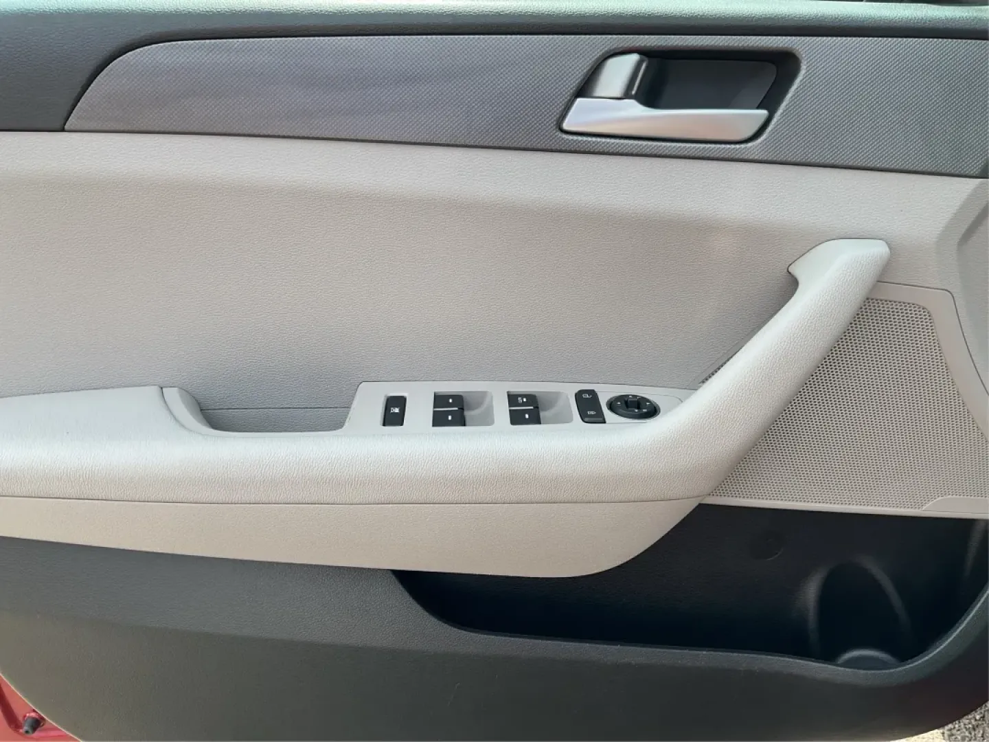 2016 Hyundai Sonata SE (5NPE24AF3GH) with an 2.4L I-4 gasoline direct injection engine, located at 1184 Kauffman Ave, Fairborn, OH, 45324, (937) 908-9800, 39.807072, -84.030914 - **Discover Your Ideal Family Sedan: 2016 Hyundai Sonata SE at Advantage Car and Credit - Moraine**<br /> <br /> Are you in search of a dependable vehicle that perfectly fits your family's lifestyle or makes your daily commute a breeze? Look no further! Presenting the 2016 Hyundai Sonata SE, a stylis - Photo#17