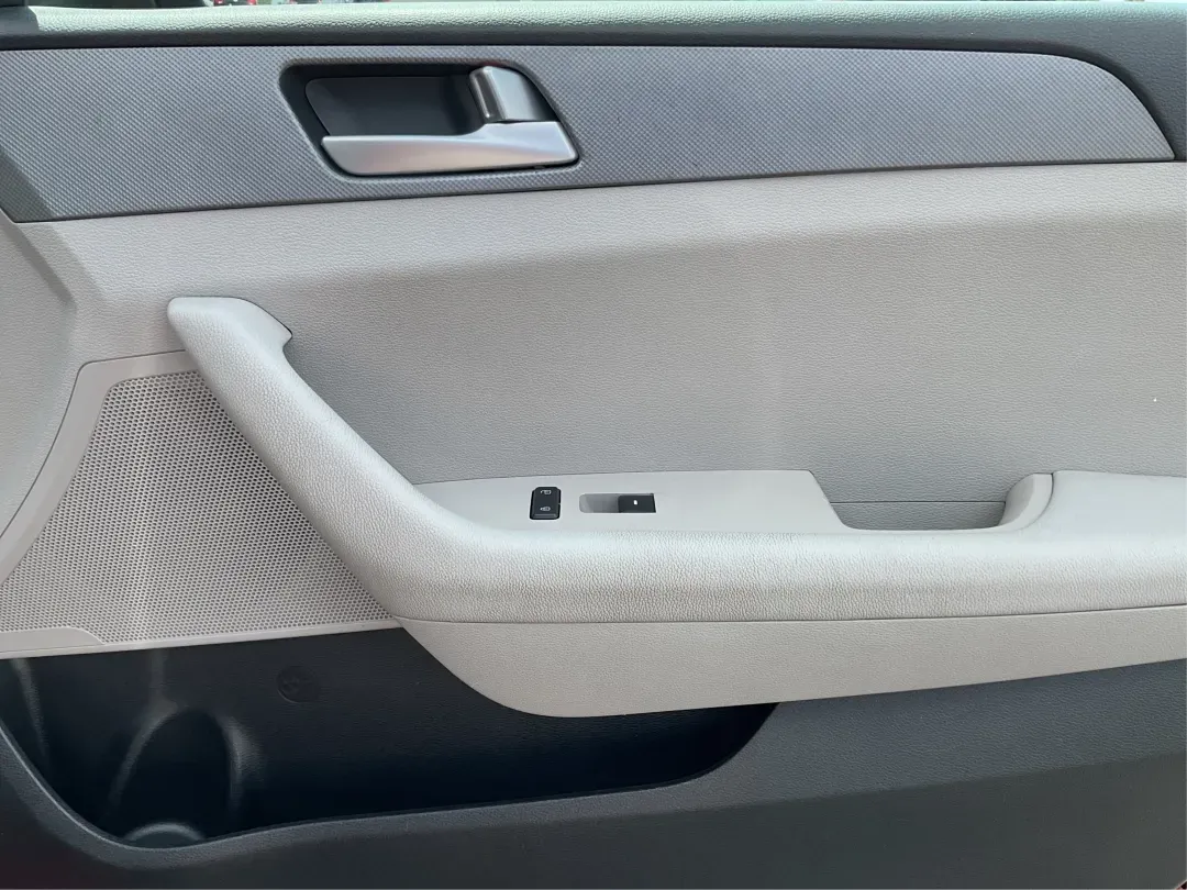 2016 Hyundai Sonata SE (5NPE24AF3GH) with an 2.4L I-4 gasoline direct injection engine, located at 1184 Kauffman Ave, Fairborn, OH, 45324, (937) 908-9800, 39.807072, -84.030914 - **Discover Your Ideal Family Sedan: 2016 Hyundai Sonata SE at Advantage Car and Credit - Moraine**<br /> <br /> Are you in search of a dependable vehicle that perfectly fits your family's lifestyle or makes your daily commute a breeze? Look no further! Presenting the 2016 Hyundai Sonata SE, a stylis - Photo#18