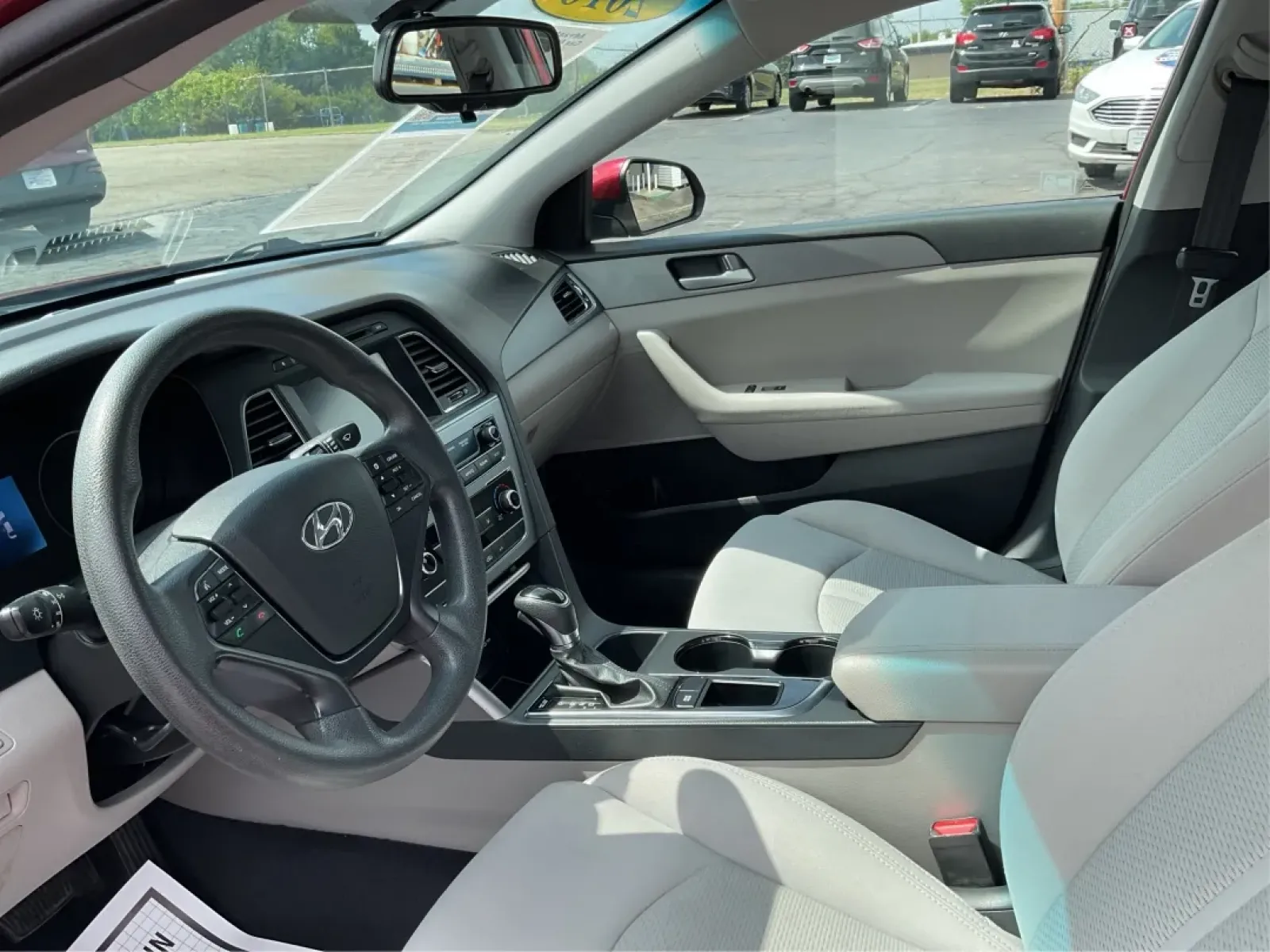 2016 Hyundai Sonata SE (5NPE24AF3GH) with an 2.4L I-4 gasoline direct injection engine, located at 4508 South Dixie Dr, Moraine, OH, 45439, (937) 908-9800, 39.689976, -84.218452 - **Discover Your Ideal Family Sedan: 2016 Hyundai Sonata SE at Advantage Car and Credit - Moraine**<br /> <br /> Are you in search of a dependable vehicle that perfectly fits your family's lifestyle or makes your daily commute a breeze? Look no further! Presenting the 2016 Hyundai Sonata SE, a stylis - Photo#9