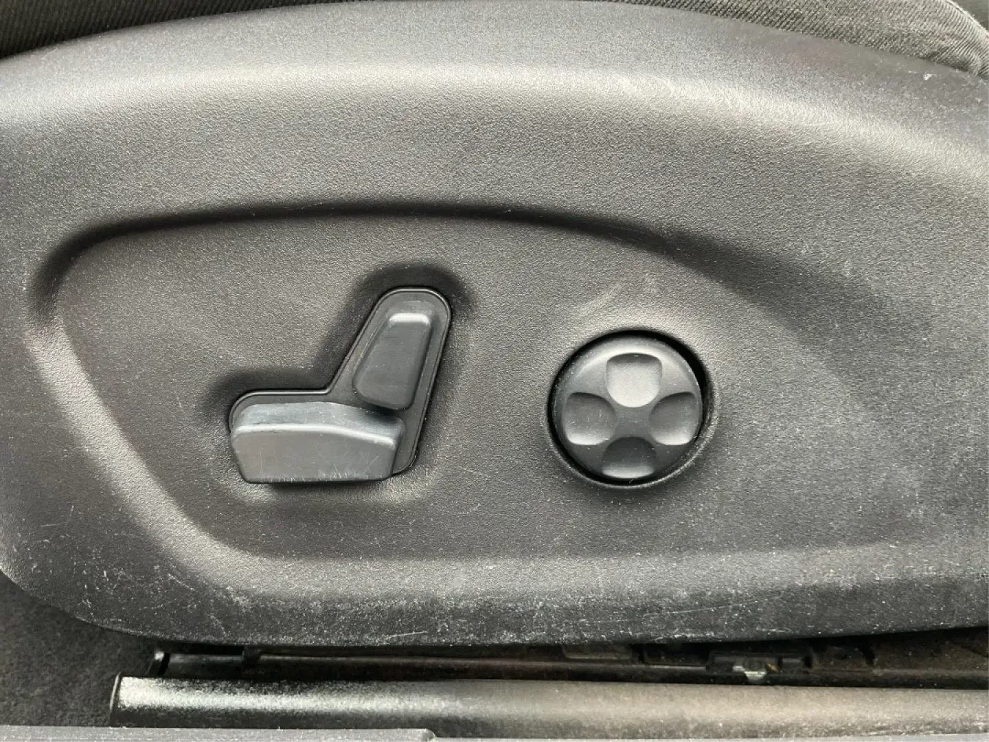 2015 Chrysler 200 Limited (1C3CCCAB9FN) with an 3.6L V-6 DOHC engine, located at 1230 East Main St, Xenia, OH, 45385, (937) 908-9800, 39.688026, -83.910172 - **Experience Comfort and Style with the 2015 Chrysler 200 Limited at Advantage Car and Credit**<br /> <br /> Are you in the market for a dependable sedan that suits both your daily commute and weekend adventures? Look no further! The 2015 Chrysler 200 Limited is the perfect blend of style, performan - Photo#18