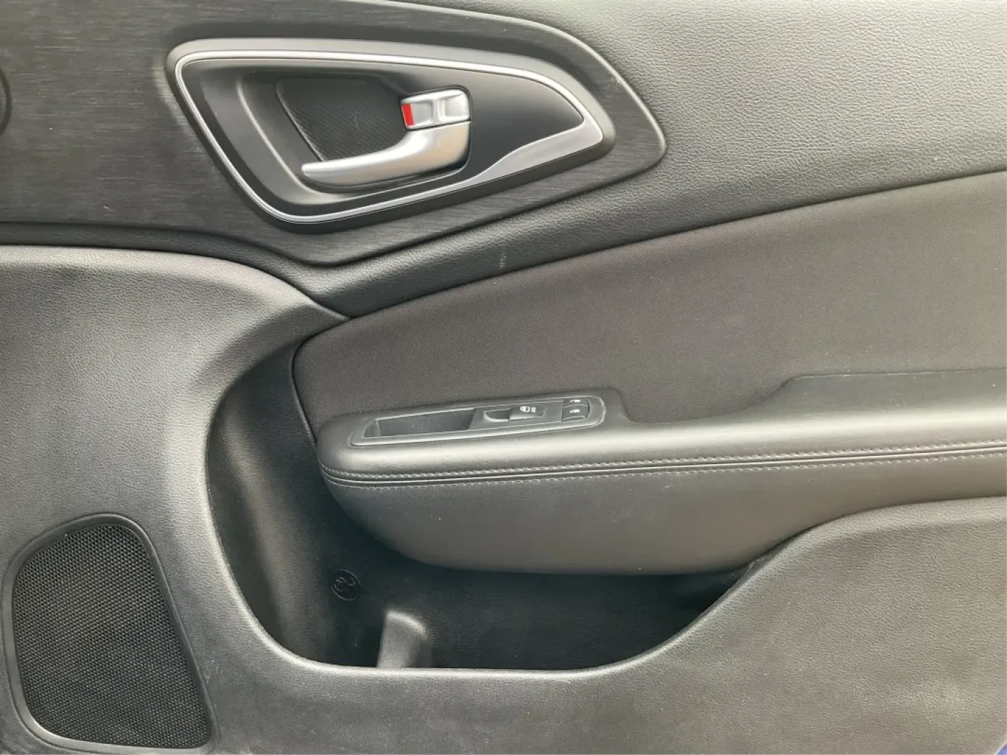 2015 Chrysler 200 Limited (1C3CCCAB9FN) with an 3.6L V-6 DOHC engine, located at 1230 East Main St, Xenia, OH, 45385, (937) 908-9800, 39.688026, -83.910172 - **Experience Comfort and Style with the 2015 Chrysler 200 Limited at Advantage Car and Credit**<br /> <br /> Are you in the market for a dependable sedan that suits both your daily commute and weekend adventures? Look no further! The 2015 Chrysler 200 Limited is the perfect blend of style, performan - Photo#20