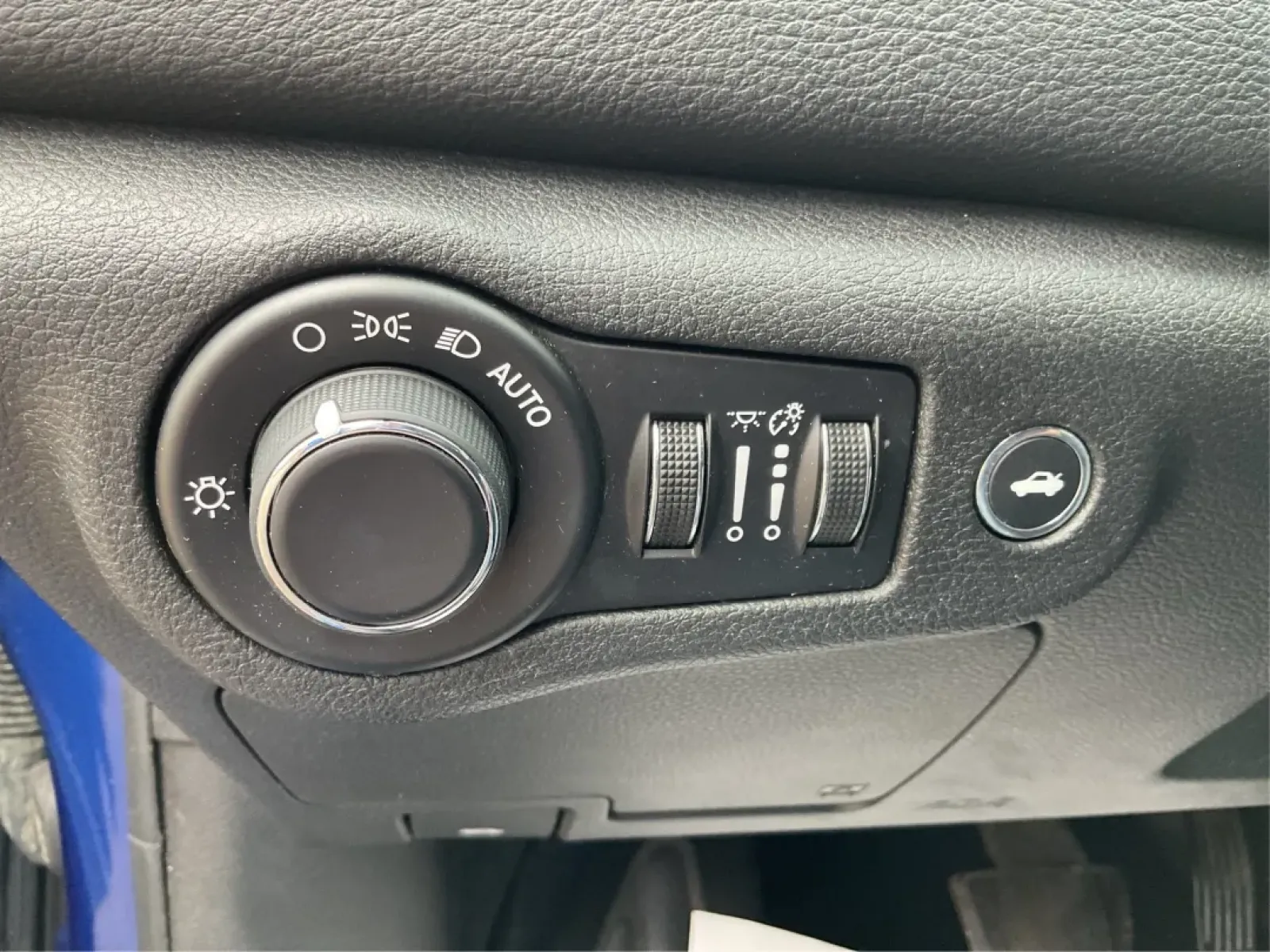 2015 Chrysler 200 Limited (1C3CCCAB9FN) with an 3.6L V-6 DOHC engine, located at 4508 South Dixie Dr, Moraine, OH, 45439, (937) 908-9800, 39.689976, -84.218452 - **Experience Comfort and Style with the 2015 Chrysler 200 Limited at Advantage Car and Credit**<br /> <br /> Are you in the market for a dependable sedan that suits both your daily commute and weekend adventures? Look no further! The 2015 Chrysler 200 Limited is the perfect blend of style, performan - Photo#17