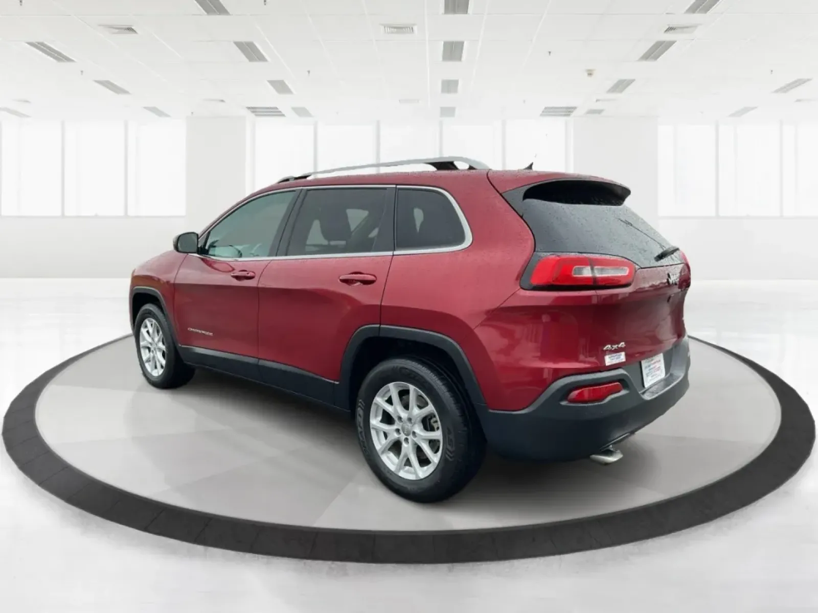 2015 Jeep Cherokee Latitude (1C4PJMCB4FW) with an Other engine, located at 1230 East Main St, Xenia, OH, 45385, (937) 908-9800, 39.688026, -83.910172 - **Adventure Awaits: 2015 Jeep Cherokee Latitude in Stunning Deep Cherry Red!**<br /> <br /> If you seek a versatile vehicle that effortlessly adapts to your lifestyle, look no further than this 2015 Jeep Cherokee Latitude, perfect for families, commuters, or anyone with a spirit for adventure. With - Photo#4