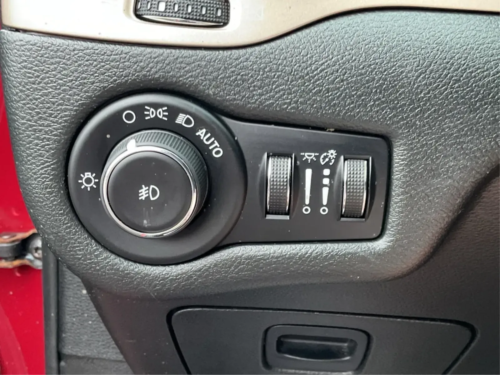 2015 Jeep Cherokee Latitude (1C4PJMCB4FW) with an Other engine, located at 1230 East Main St, Xenia, OH, 45385, (937) 908-9800, 39.688026, -83.910172 - **Adventure Awaits: 2015 Jeep Cherokee Latitude in Stunning Deep Cherry Red!**<br /> <br /> If you seek a versatile vehicle that effortlessly adapts to your lifestyle, look no further than this 2015 Jeep Cherokee Latitude, perfect for families, commuters, or anyone with a spirit for adventure. With - Photo#17