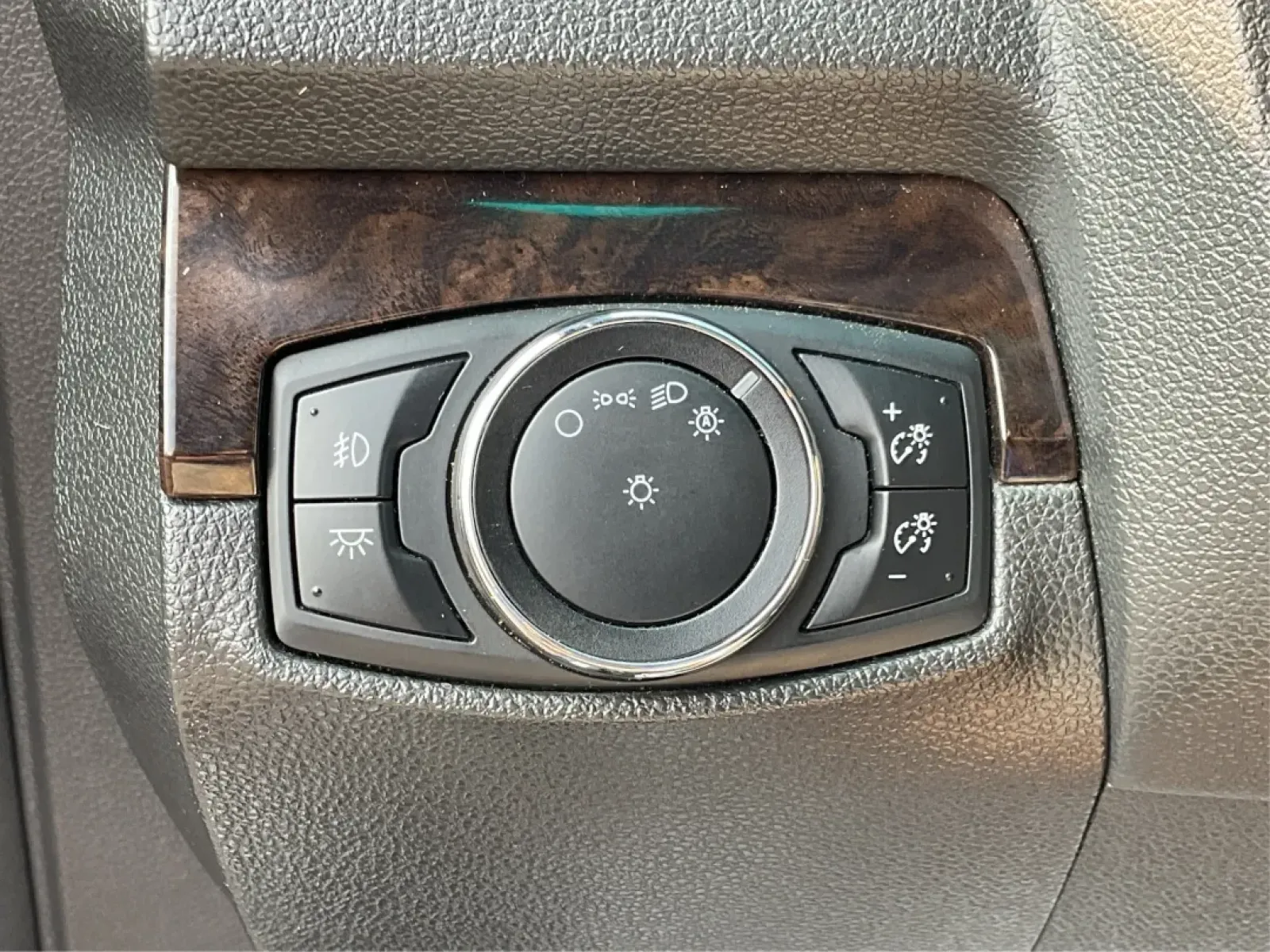 2015 Ford Explorer Limited (1FM5K8F86FG) with an 3.5L V-6 DOHC engine, located at 1230 East Main St, Xenia, OH, 45385, (937) 908-9800, 39.688026, -83.910172 - **Explore Your Next Adventure with the 2015 Ford Explorer Limited at Jamestown Auto Sales!**<br /> <br /> If you're seeking a versatile vehicle that meets the demands of your active lifestyle, look no further than the 2015 Ford Explorer Limited, available now at Jamestown Auto Sales in Xenia, OH. Th - Photo#17