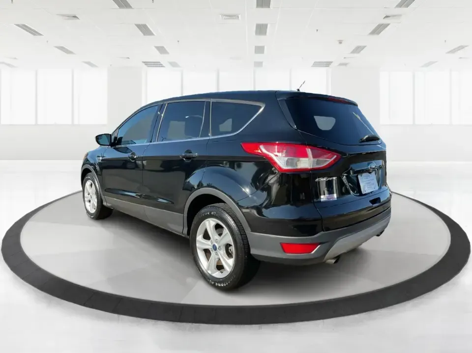 2016 Ford Escape SE (1FMCU9G92GU) with an 2.0L L4 DOHC 16V engine, 6-Speed Automatic transmission, located at 1951 S Dayton Lakeview Rd., New Carlisle, OH, 45344, (937) 908-9800, 39.890999, -84.050255 - **Adventure Awaits with the 2016 Ford Escape SE at Advantage Car and Credit - New Carlisle!**<br /> <br /> Are you ready to elevate your lifestyle with a vehicle that can handle both your daily commutes and weekend getaways? Look no further than this stunning 2016 Ford Escape SE, available now at Ad - Photo#4