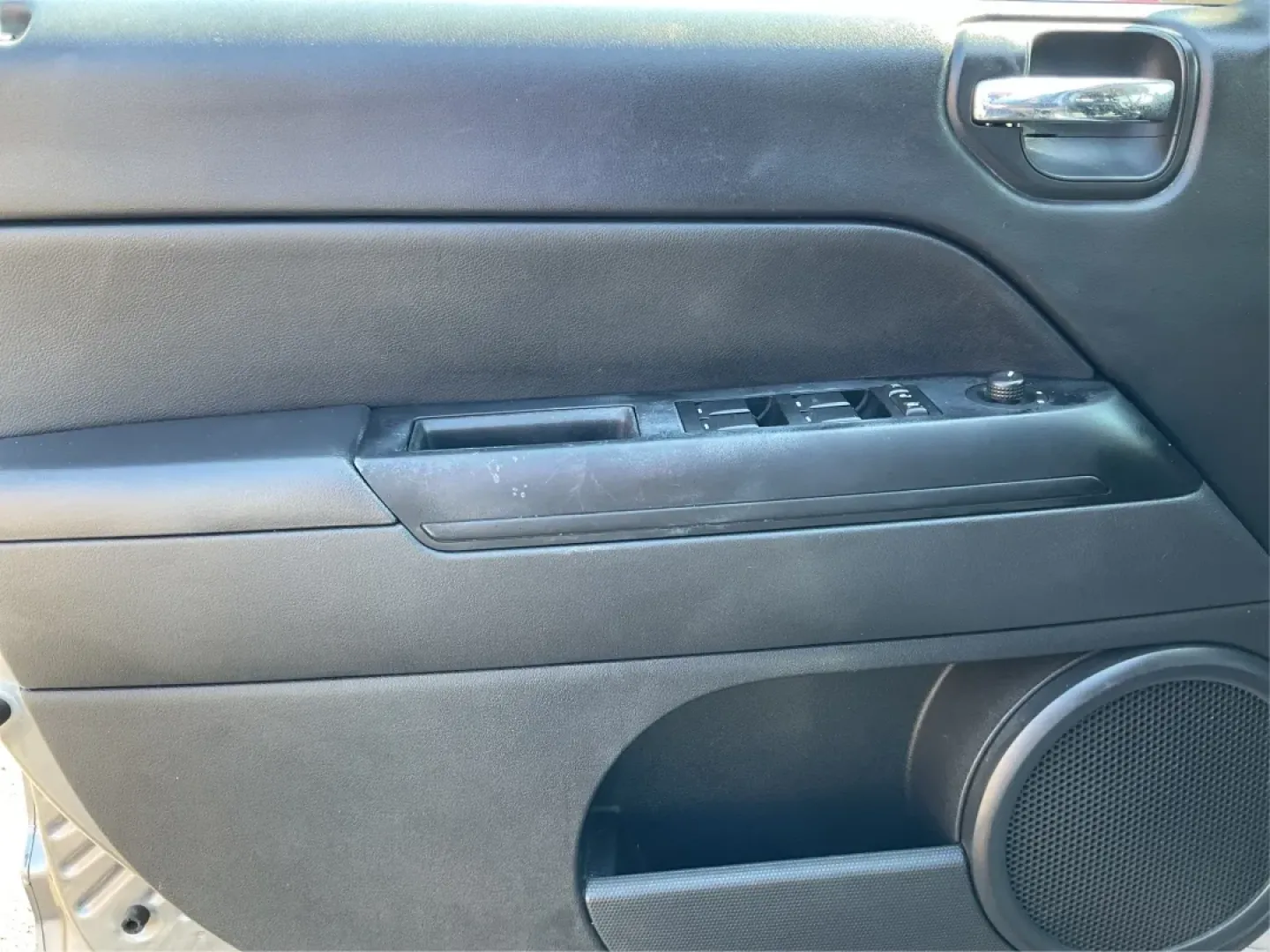 2015 Jeep Compass Altitude Edition (1C4NJCBA6FD) with an 2L I-4 DOHC engine, located at 1184 Kauffman Ave, Fairborn, OH, 45324, (937) 908-9800, 39.807072, -84.030914 - **Adventure Awaits in the 2015 Jeep Compass Altitude Edition at Advantage Car and Credit - Fairborn!**<br /> <br /> Are you ready for your next adventure? The 2015 Jeep Compass Altitude Edition is your perfect companion for weekend getaways, family road trips, or even your daily commute! This versat - Photo#17