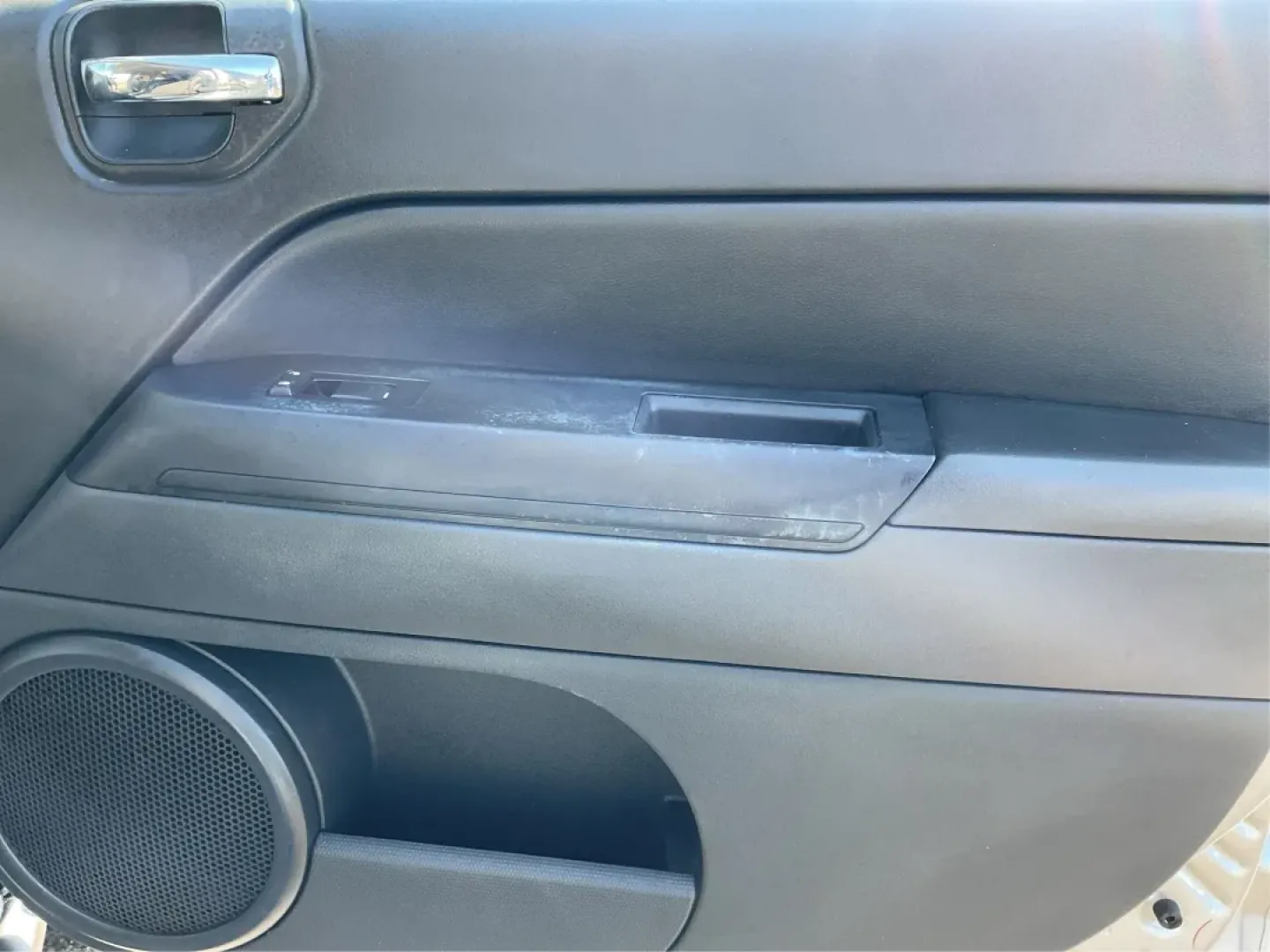 2015 Jeep Compass Altitude Edition (1C4NJCBA6FD) with an 2L I-4 DOHC engine, located at 1184 Kauffman Ave, Fairborn, OH, 45324, (937) 908-9800, 39.807072, -84.030914 - **Adventure Awaits in the 2015 Jeep Compass Altitude Edition at Advantage Car and Credit - Fairborn!**<br /> <br /> Are you ready for your next adventure? The 2015 Jeep Compass Altitude Edition is your perfect companion for weekend getaways, family road trips, or even your daily commute! This versat - Photo#18