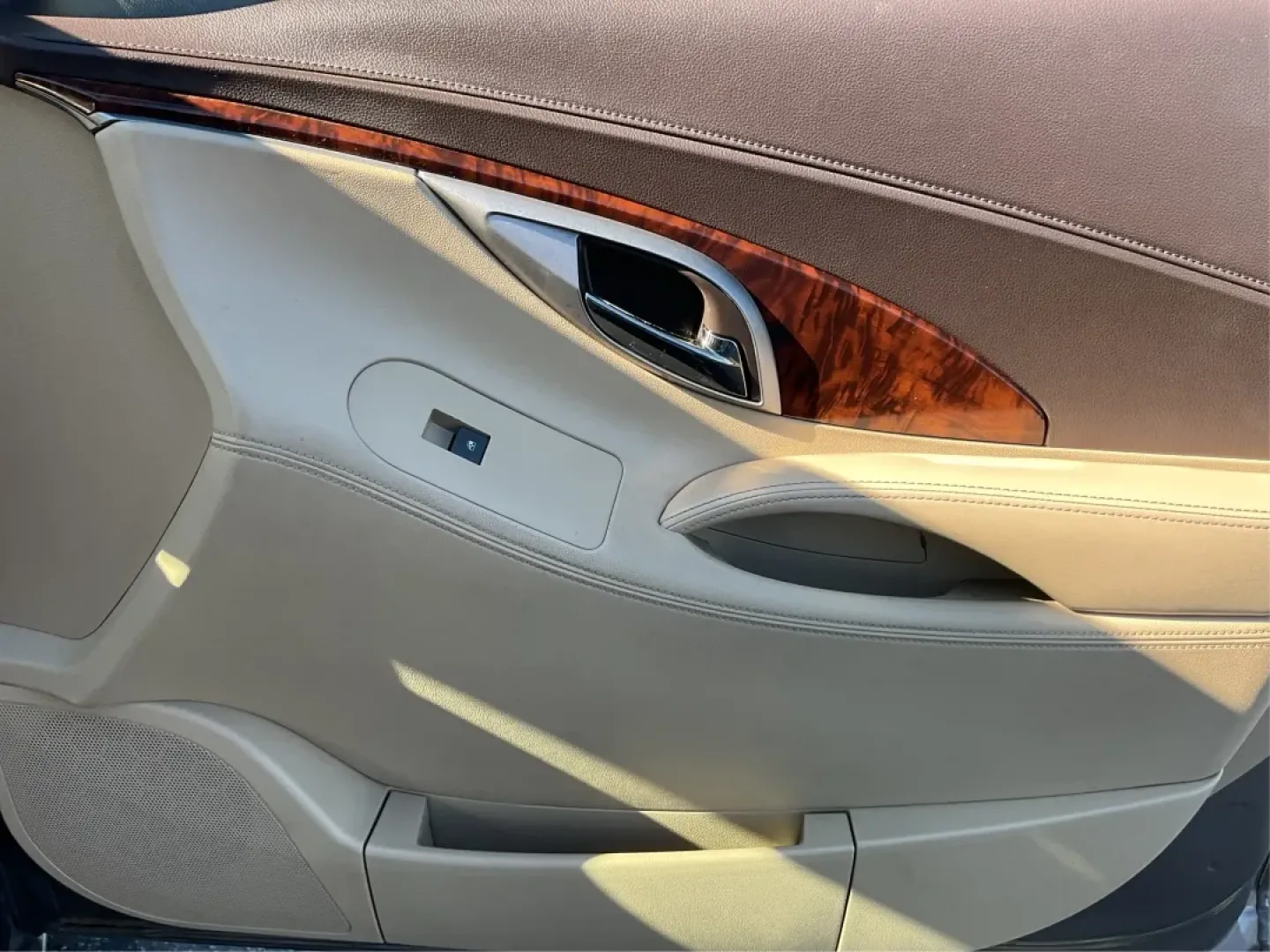 2010 Buick LaCrosse CXL (1G4GC5EG5AF) with an Ecotec 3L V-6 gasoline direct injection engine, located at 1184 Kauffman Ave, Fairborn, OH, 45324, (937) 908-9800, 39.807072, -84.030914 - **Experience Luxury and Comfort with the 2010 Buick LaCrosse CXL at Advantage Car and Credit - Fairborn!**<br /> <br /> Imagine gliding down the picturesque streets of Fairborn, OH, in a stylish sedan that combines luxury with practicality. Whether you're commuting to work, running errands around th - Photo#20