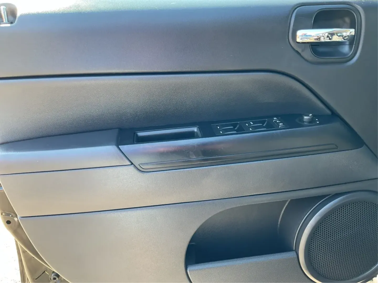 2015 Jeep Patriot Latitude (1C4NJRFB6FD) with an 2.4L I-4 DOHC engine, located at 1099 N County Rd 25A , Troy, OH, 45373, (937) 908-9800, 40.057079, -84.212883 - Discover the freedom of adventure with this 2015 Jeep Patriot Latitude, perfect for those who crave weekend getaways or family outings. With ample space and rugged capabilities, this SUV is designed for both urban commuting and off-road excursions. Whether you're navigating Troy's scenic backroads o - Photo#17