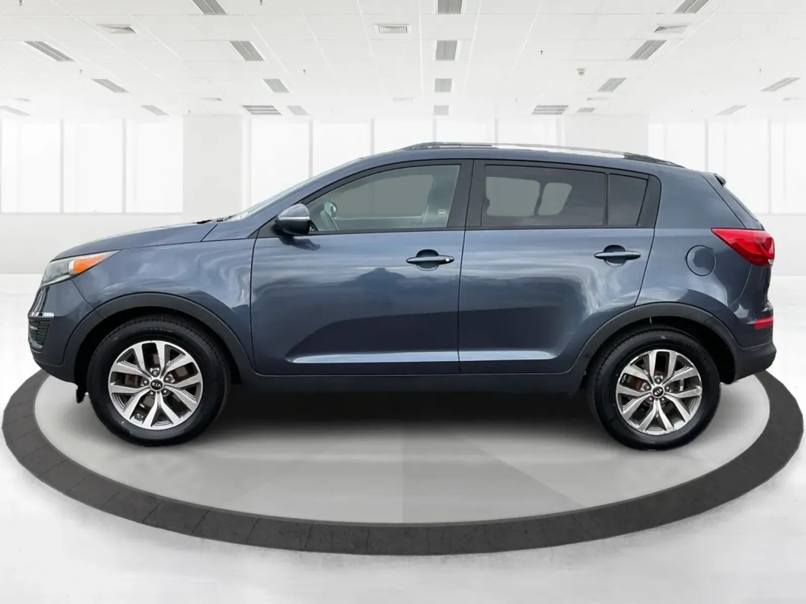 2014 Kia Sportage LX (KNDPBCAC3E7) with an 2.4L I-4 gasoline direct injection engine, located at 4508 South Dixie Dr, Moraine, OH, 45439, (937) 908-9800, 39.689976, -84.218452 - **Adventure Awaits: Explore the 2014 Kia Sportage LX at Advantage Car and Credit!**<br /> <br /> Are you ready to embrace the open road and create unforgettable memories? The 2014 Kia Sportage LX is your ticket to adventure, perfect for weekend getaways, family trips, or daily commuting around Fairb - Photo#5
