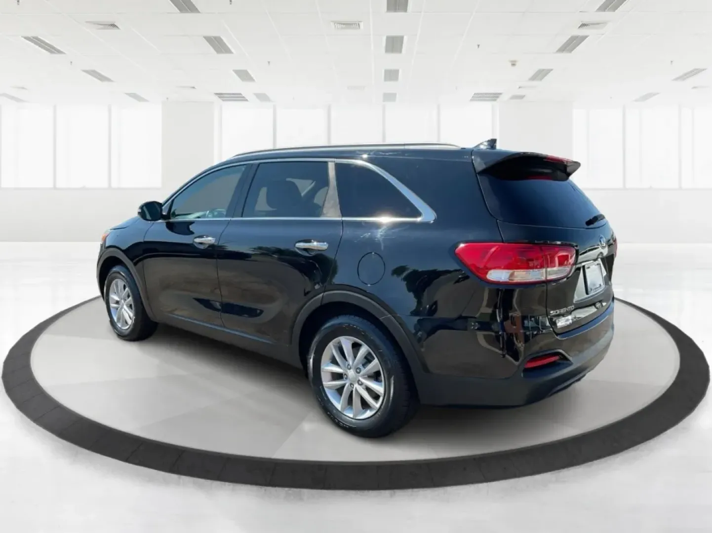 2016 Kia Sorento 2.4L LX (5XYPG4A31GG) with an 2.4L I-4 gasoline direct injection engine, located at 1951 S Dayton Lakeview Rd., New Carlisle, OH, 45344, (937) 908-9800, 39.890999, -84.050255 - **Experience the Road Like Never Before with the 2016 Kia Sorento!**<br /> <br /> Are you ready to elevate your daily commute or family road trips? The 2016 Kia Sorento offers a perfect blend of versatility, comfort, and technology, making it an ideal choice for growing families and budget-conscious - Photo#4