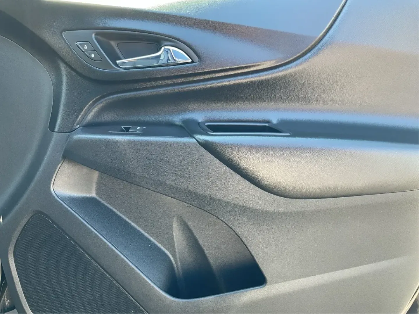 2018 Chevrolet Equinox LT (2GNAXSEV7J6) with an 1.5L I-4 gasoline direct injection engine, located at 1099 N County Rd 25A , Troy, OH, 45373, (937) 908-9800, 40.057079, -84.212883 - Are you searching for a versatile vehicle that effortlessly combines style, comfort, and practicality? Look no further! At Advantage Car and Credit - Troy, located at 1099 N County Rd 25A, Troy, OH 45373, we are excited to present a fantastic opportunity to own a 2018 Chevrolet Equinox LT, perfect f - Photo#20