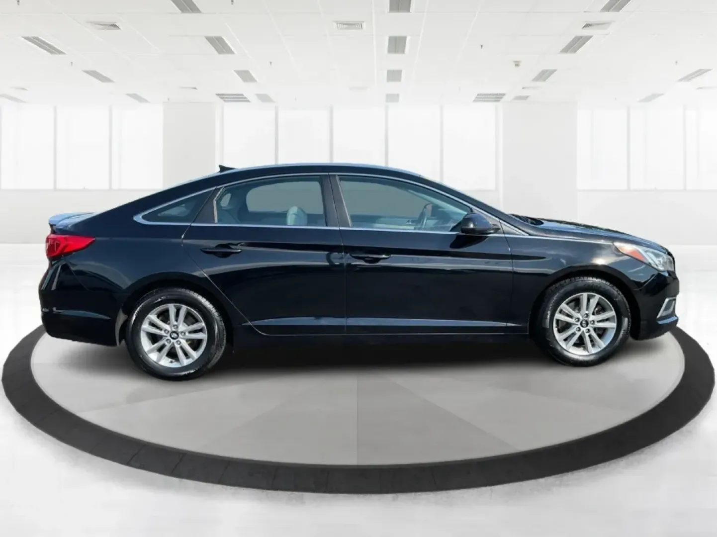 2017 Hyundai Sonata SE (5NPE24AFXHH) with an 2.4L I-4 gasoline direct injection engine, located at 4508 South Dixie Dr, Moraine, OH, 45439, (937) 908-9800, 39.689976, -84.218452 - If you're looking for a reliable and stylish sedan that's perfect for daily commutes or weekend getaways, the 2017 Hyundai Sonata SE is an outstanding choice! This well-maintained vehicle, available at Advantage Car and Credit in Moraine, OH, is designed to meet the needs of budget-conscious buyers, - Photo#1