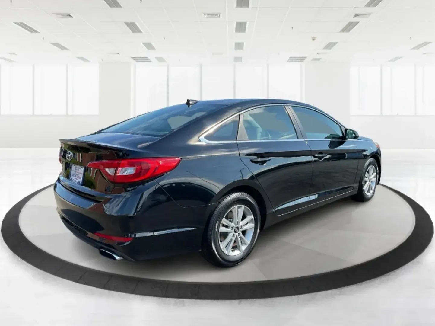 2017 Hyundai Sonata SE (5NPE24AFXHH) with an 2.4L I-4 gasoline direct injection engine, located at 4508 South Dixie Dr, Moraine, OH, 45439, (937) 908-9800, 39.689976, -84.218452 - If you're looking for a reliable and stylish sedan that's perfect for daily commutes or weekend getaways, the 2017 Hyundai Sonata SE is an outstanding choice! This well-maintained vehicle, available at Advantage Car and Credit in Moraine, OH, is designed to meet the needs of budget-conscious buyers, - Photo#2