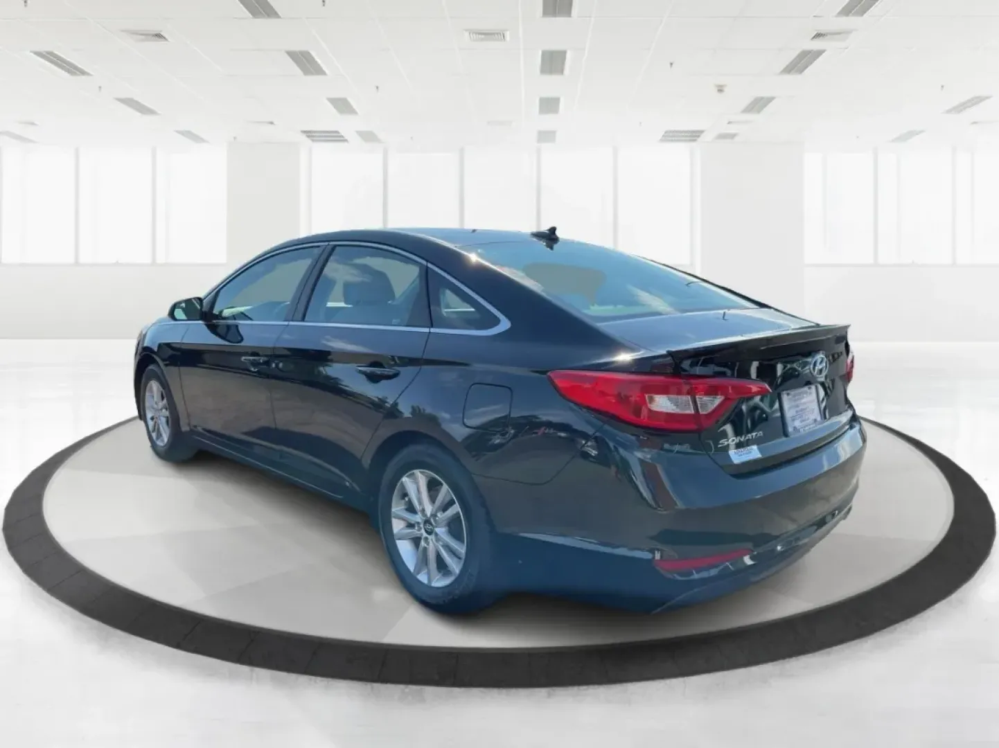 2017 Hyundai Sonata SE (5NPE24AFXHH) with an 2.4L I-4 gasoline direct injection engine, located at 4508 South Dixie Dr, Moraine, OH, 45439, (937) 908-9800, 39.689976, -84.218452 - If you're looking for a reliable and stylish sedan that's perfect for daily commutes or weekend getaways, the 2017 Hyundai Sonata SE is an outstanding choice! This well-maintained vehicle, available at Advantage Car and Credit in Moraine, OH, is designed to meet the needs of budget-conscious buyers, - Photo#4