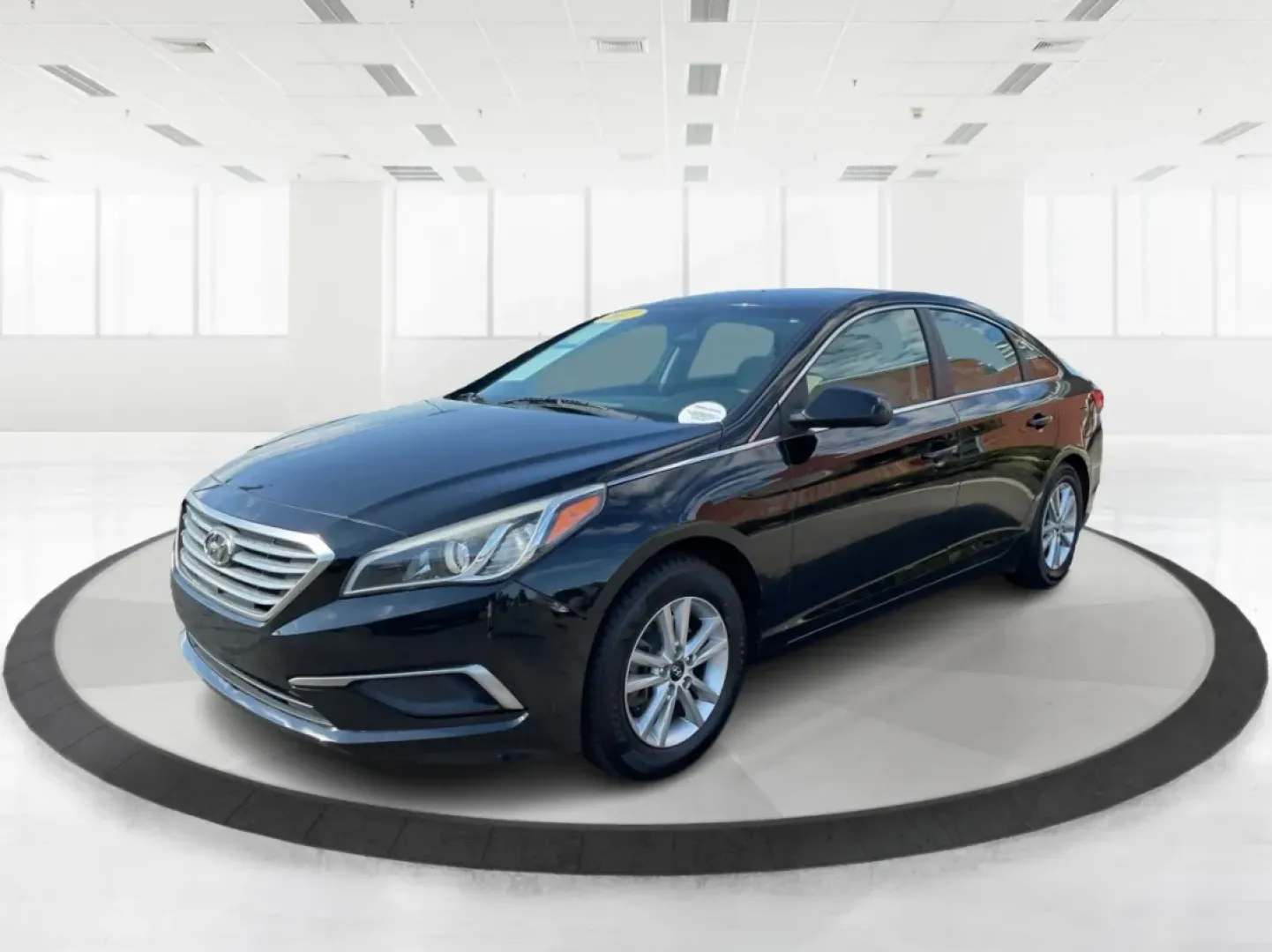 2017 Hyundai Sonata SE (5NPE24AFXHH) with an 2.4L I-4 gasoline direct injection engine, located at 4508 South Dixie Dr, Moraine, OH, 45439, (937) 908-9800, 39.689976, -84.218452 - If you're looking for a reliable and stylish sedan that's perfect for daily commutes or weekend getaways, the 2017 Hyundai Sonata SE is an outstanding choice! This well-maintained vehicle, available at Advantage Car and Credit in Moraine, OH, is designed to meet the needs of budget-conscious buyers, - Photo#8