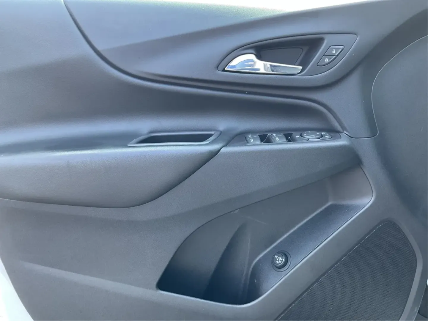 2019 Chevrolet Equinox LT (2GNAXLEX3K6) with an 2L I-4 gasoline direct injection engine, located at 4508 South Dixie Dr, Moraine, OH, 45439, (937) 908-9800, 39.689976, -84.218452 - Discover the perfect blend of comfort, style, and capability with the 2019 Chevrolet Equinox LT at Advantage Car and Credit - Moraine! If you're searching for a vehicle that seamlessly fits into your lifestyle-whether you're a growing family needing space for weekend adventures or a daily commuter l - Photo#19