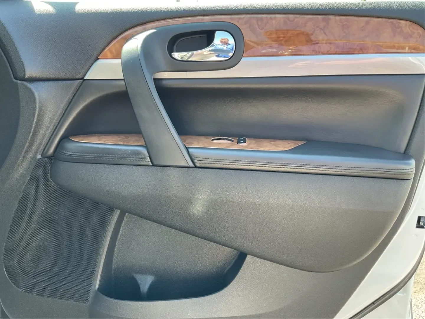 2011 Buick Enclave 1XL (5GAKVBED2BJ) with an 3.6L V-6 gasoline direct injection engine, located at 880 E. National Road, Vandalia, OH, 45377, (937) 908-9800, 39.891918, -84.183594 - **Discover the Perfect Family Adventure Vehicle at Advantage Car and Credit - Vandalia!**<br /> <br /> If you're on the lookout for a vehicle that offers both style and practicality, look no further than our 2011 Buick Enclave, available now at Advantage Car and Credit in Vandalia, OH. At our **Buy - Photo#20