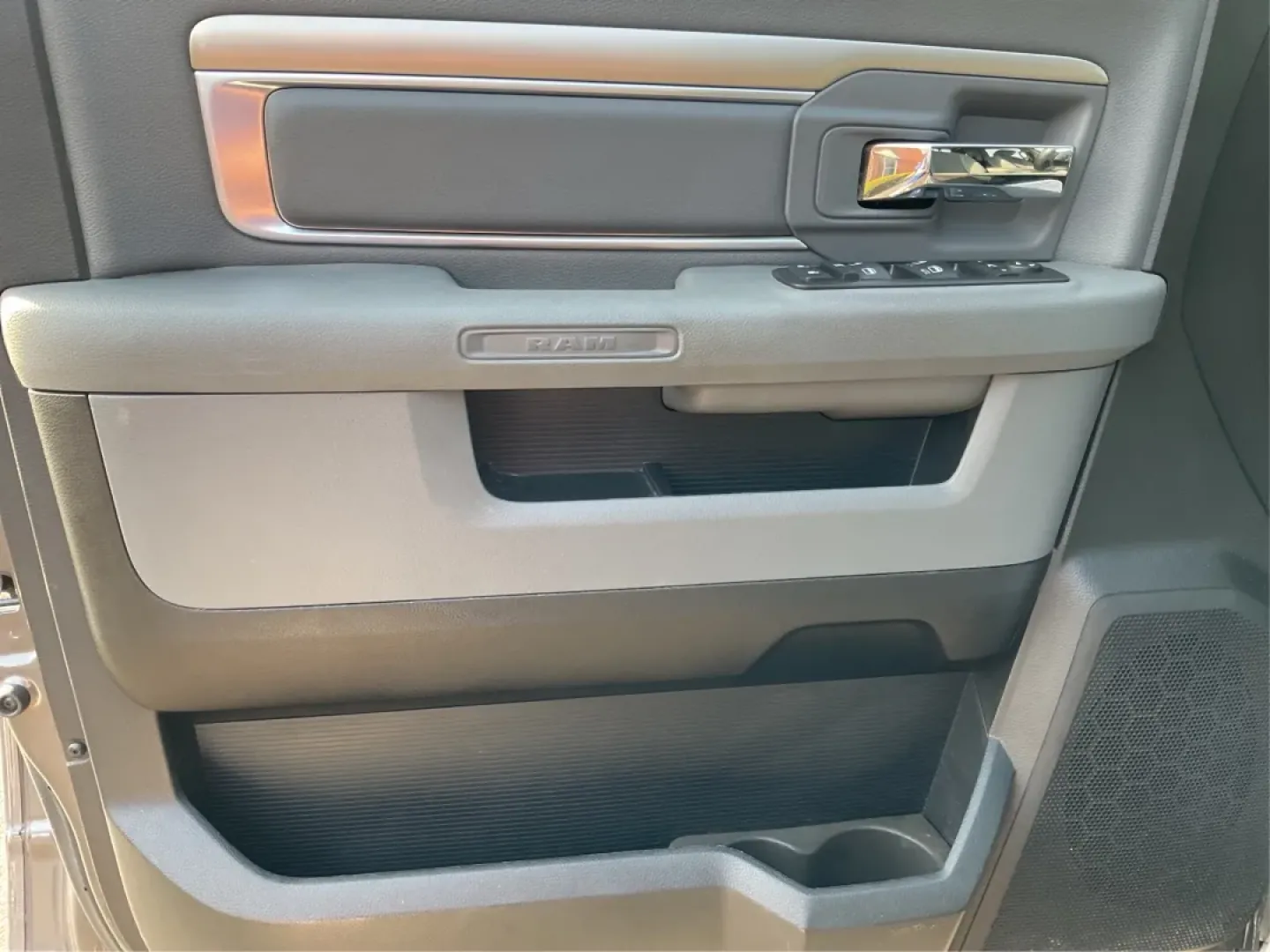 2015 Ram 1500 SLT Quad Cab 4WD (1C6RR7GT3FS) with an 5.7L V8 OHV 16V engine, 8-Speed Automatic transmission, located at 1099 N County Rd 25A , Troy, OH, 45373, (937) 908-9800, 40.057079, -84.212883 - **Experience Adventure and Utility with this 2015 Ram 1500 SLT Quad Cab!**<br /> <br /> Are you ready to elevate your weekend adventures while ensuring your daily commute remains smooth and comfortable? Look no further than this robust 2015 Ram 1500 SLT Quad Cab, now available at Advantage Car and C - Photo#18