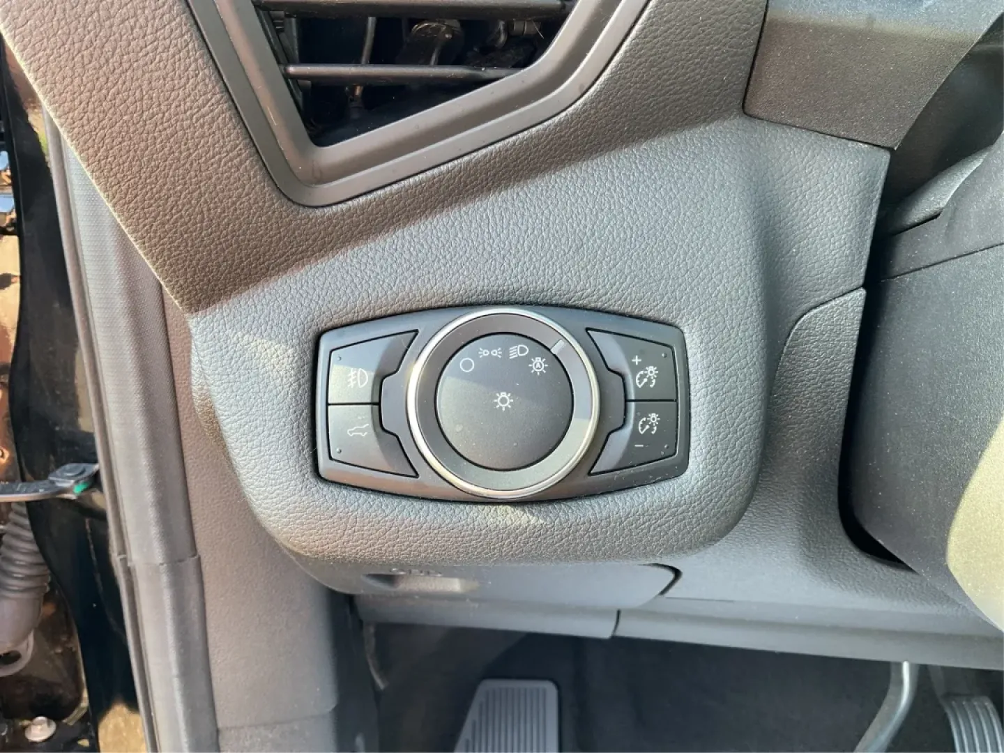 2018 Ford Escape SE (1FMCU0GD6JU) with an Other engine, located at 880 E. National Road, Vandalia, OH, 45377, (937) 908-9800, 39.891918, -84.183594 - Experience adventure and comfort on the open road with the 2018 Ford Escape SE, available now at Advantage Car and Credit in Vandalia, OH. This versatile SUV is perfect for families, outdoor enthusiasts, and commuters alike, providing a seamless blend of style, safety, and functionality. With plenty - Photo#17