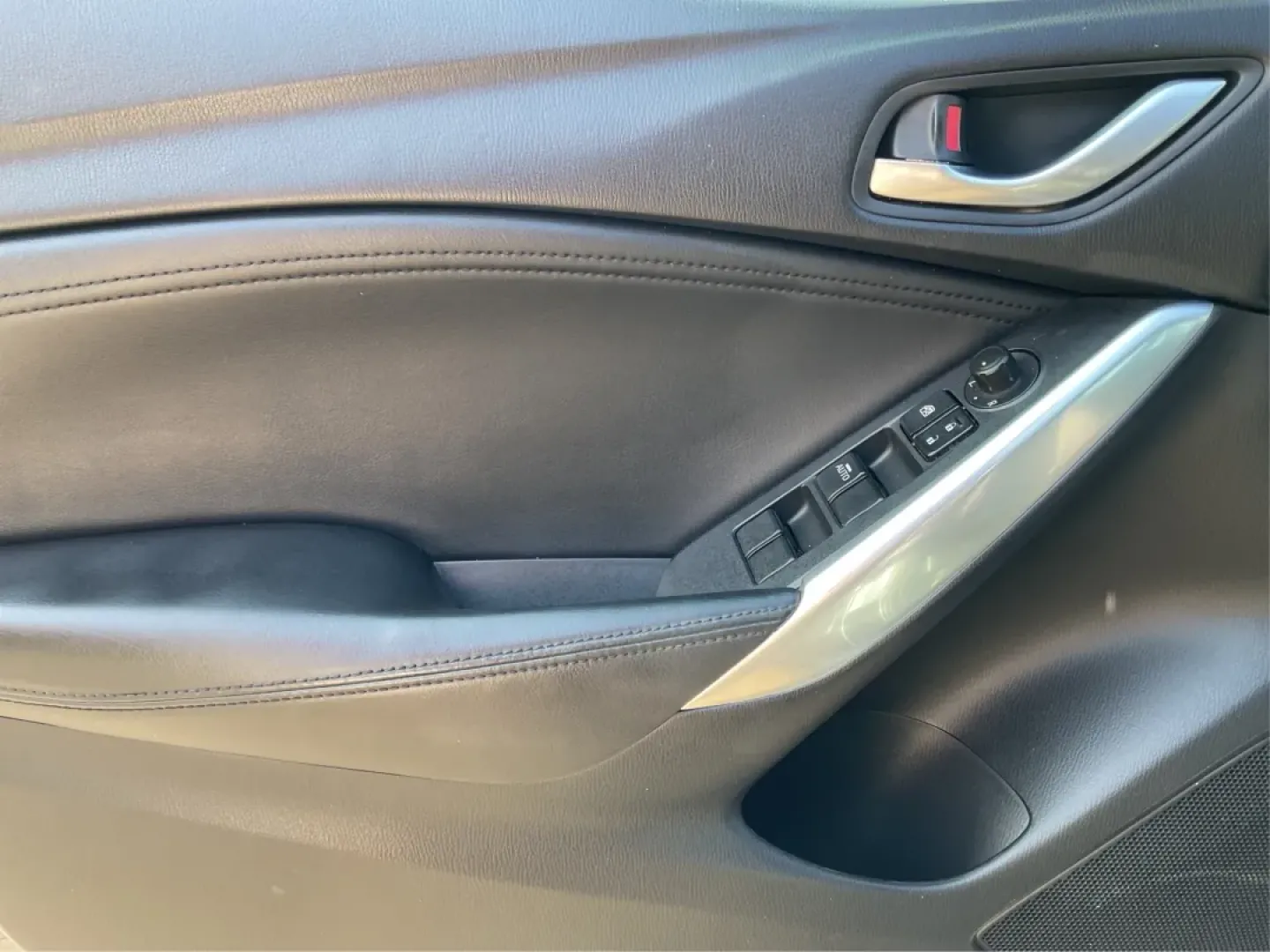 2014 Mazda Mazda6 i Touring (JM1GJ1V67E1) with an SKYACTIV-G 2.5L I-4 gasoline direct injection engine, located at 880 E. National Road, Vandalia, OH, 45377, (937) 908-9800, 39.891918, -84.183594 - **Discover the Perfect Ride for Your Adventures with the 2014 Mazda6 i Touring at Advantage Car and Credit!**<br /> <br /> Are you looking for a vehicle that perfectly balances style, comfort, and practicality? The 2014 Mazda6 i Touring sedan is the ideal choice for those who love to hit the road, w - Photo#17