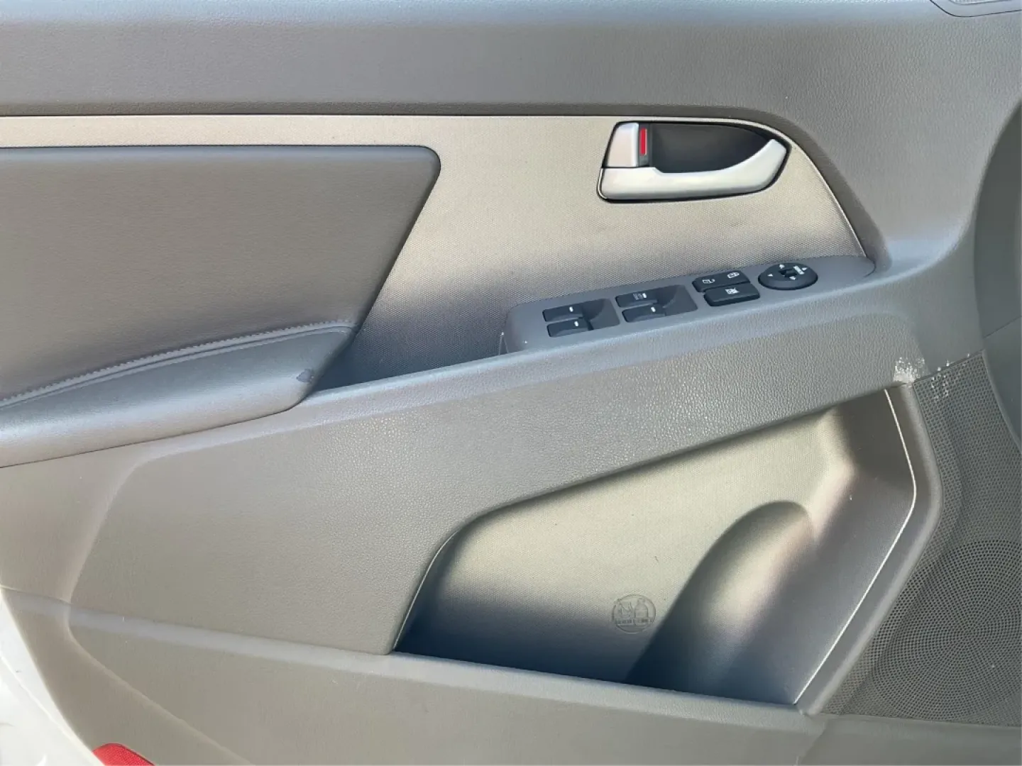 2013 Kia Sportage LX (KNDPBCA26D7) with an 2.4L I-4 DOHC engine, located at 8750 N County Rd 25A, Piqua, OH, 45356, (937) 908-9800, 40.164391, -84.232513 - Experience the ultimate blend of versatility and comfort with this 2013 Kia Sportage LX, perfect for families on the go, urban commuters, or those planning outdoor weekend adventures. This reliable crossover's spacious interior and dynamic performance make it an ideal choice for drivers seeking a de - Photo#17