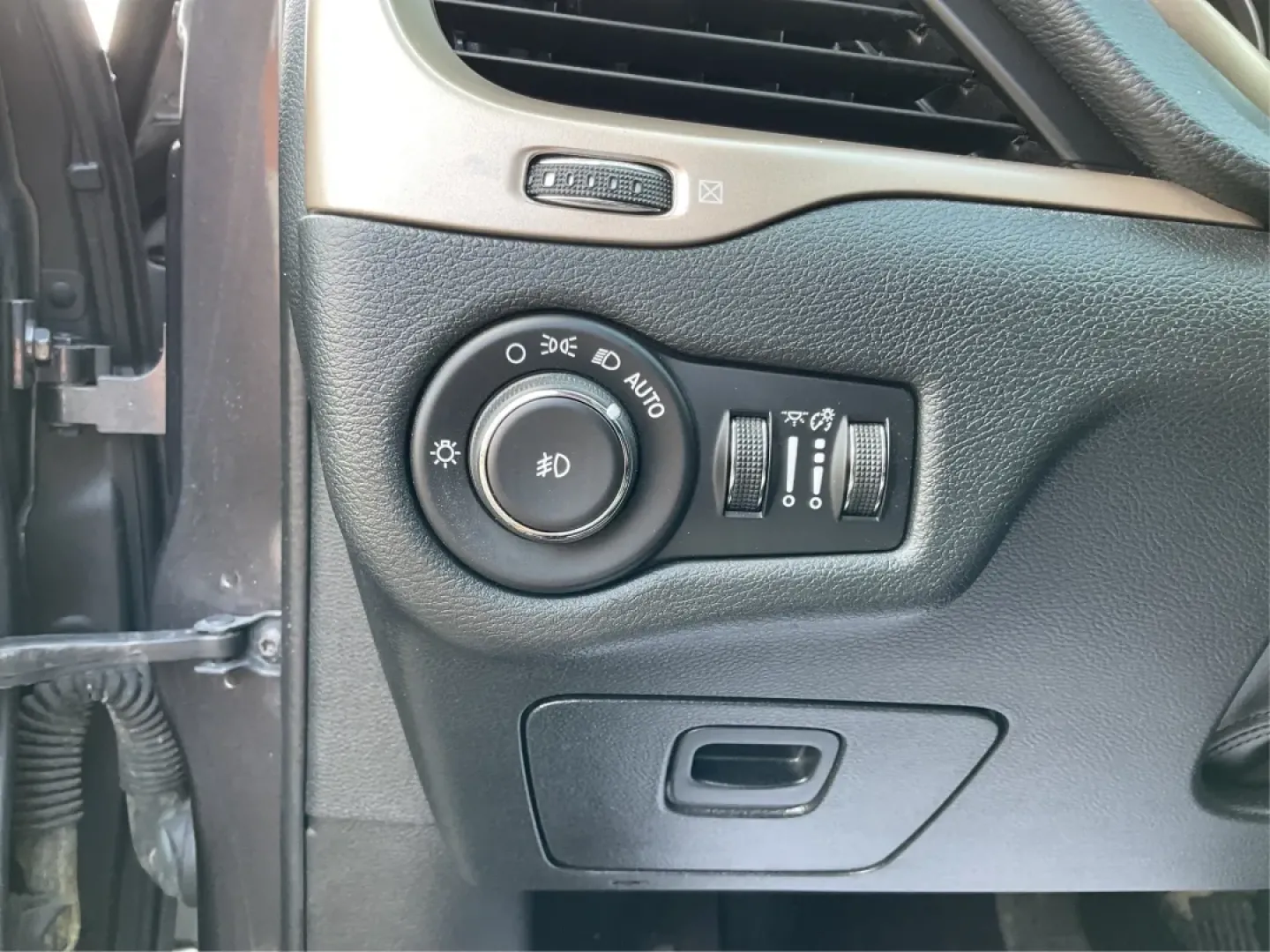 2016 Jeep Cherokee Limited (1C4PJMDB3GW) with an Pentastar 3.2L V-6 DOHC engine, located at 401 Woodman Dr, Riverside, OH, 45431, (937) 908-9800, 39.760899, -84.123421 - ### Discover the 2016 Jeep Cherokee Limited: Your Perfect Adventure Companion!<br /> <br /> Are you ready to elevate your daily commute or weekend adventures? The 2016 Jeep Cherokee Limited is designed for those who crave exploration without sacrificing comfort. With its robust performance and styli - Photo#17