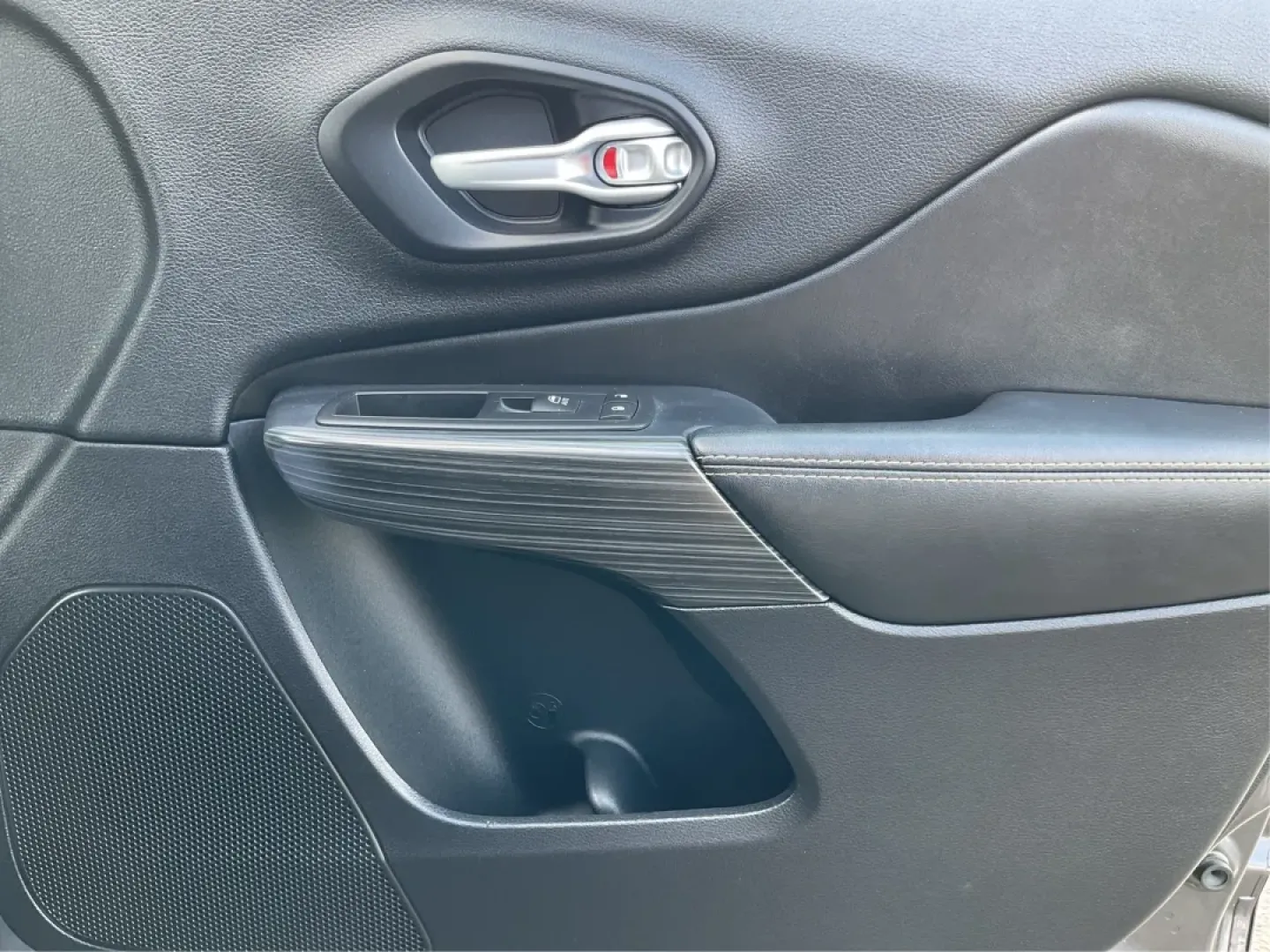 2016 Jeep Cherokee Limited (1C4PJMDB3GW) with an Pentastar 3.2L V-6 DOHC engine, located at 401 Woodman Dr, Riverside, OH, 45431, (937) 908-9800, 39.760899, -84.123421 - ### Discover the 2016 Jeep Cherokee Limited: Your Perfect Adventure Companion!<br /> <br /> Are you ready to elevate your daily commute or weekend adventures? The 2016 Jeep Cherokee Limited is designed for those who crave exploration without sacrificing comfort. With its robust performance and styli - Photo#20