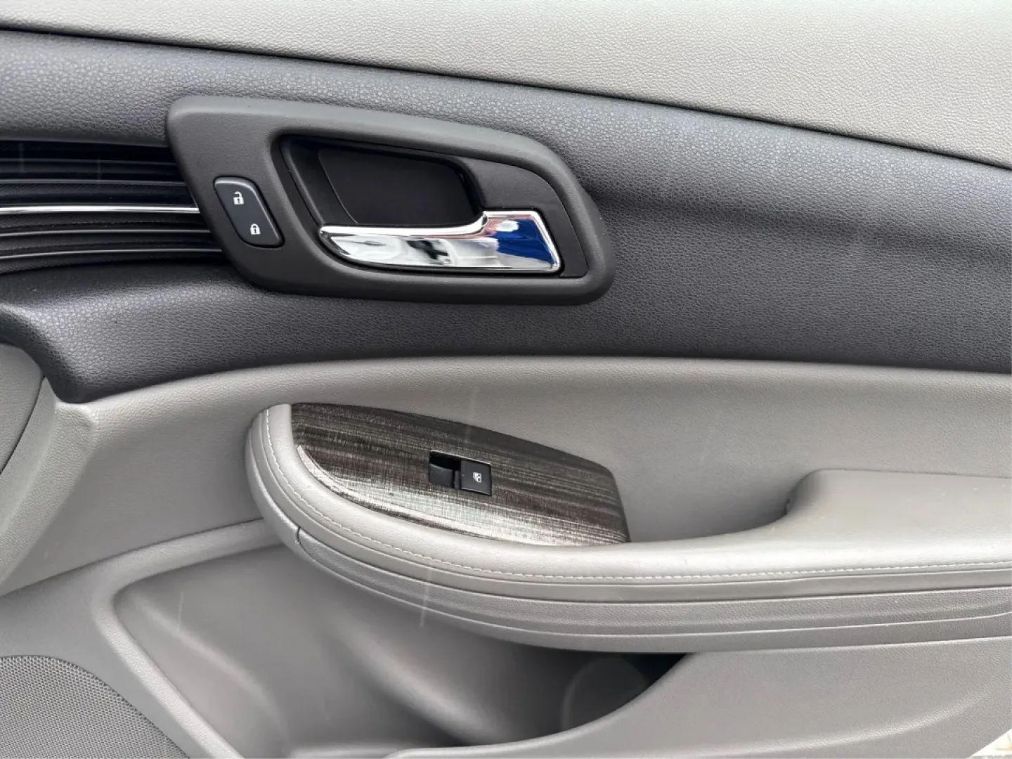 2014 Chevrolet Malibu 1LT (1G11C5SL0EF) with an ECOTEC 2.5L I-4 gasoline direct injection engine, located at 4508 South Dixie Dr, Moraine, OH, 45439, (937) 908-9800, 39.689976, -84.218452 - **Discover Your Next Adventure with the 2014 Chevrolet Malibu 1LT!** <br /> <br /> Are you searching for a reliable sedan that offers both comfort and style? Look no further than the 2014 Chevrolet Malibu 1LT, available now at Advantage Car and Credit in Moraine, OH! This vehicle is perfect for budg - Photo#20