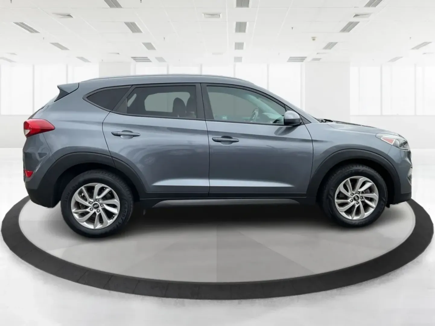 2016 Hyundai Tucson SE (KM8J3CA48GU) with an Nu 2L I-4 gasoline direct injection engine, located at 8750 N County Rd 25A, Piqua, OH, 45356, (937) 908-9800, 40.164391, -84.232513 - Are you ready to embrace a new lifestyle that combines adventure and daily practicality? Look no further than the 2016 Hyundai Tucson SE, available now at Advantage Car and Credit in Moraine, OH. Whether you're a growing family in search of a reliable SUV, a commuter requiring a dependable ride, or - Photo#1