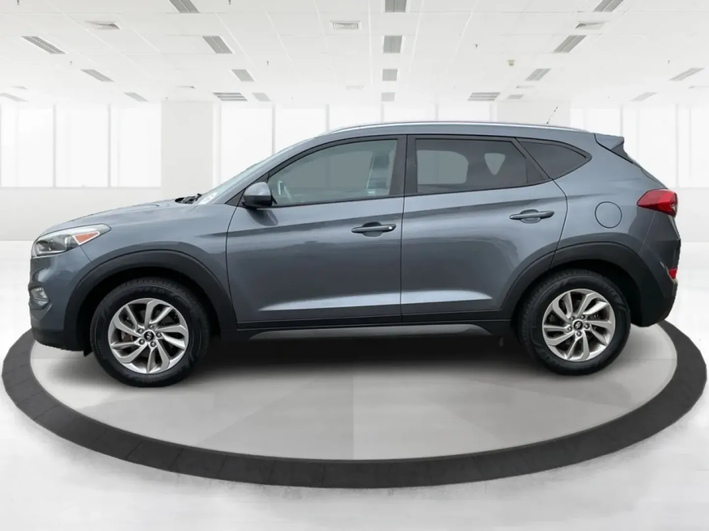 2016 Hyundai Tucson SE (KM8J3CA48GU) with an Nu 2L I-4 gasoline direct injection engine, located at 8750 N County Rd 25A, Piqua, OH, 45356, (937) 908-9800, 40.164391, -84.232513 - Are you ready to embrace a new lifestyle that combines adventure and daily practicality? Look no further than the 2016 Hyundai Tucson SE, available now at Advantage Car and Credit in Moraine, OH. Whether you're a growing family in search of a reliable SUV, a commuter requiring a dependable ride, or - Photo#5