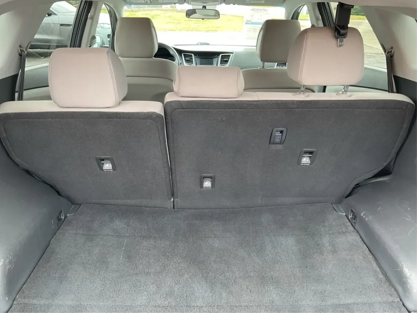 2016 Hyundai Tucson SE (KM8J3CA48GU) with an Nu 2L I-4 gasoline direct injection engine, located at 8750 N County Rd 25A, Piqua, OH, 45356, (937) 908-9800, 40.164391, -84.232513 - Are you ready to embrace a new lifestyle that combines adventure and daily practicality? Look no further than the 2016 Hyundai Tucson SE, available now at Advantage Car and Credit in Moraine, OH. Whether you're a growing family in search of a reliable SUV, a commuter requiring a dependable ride, or - Photo#12