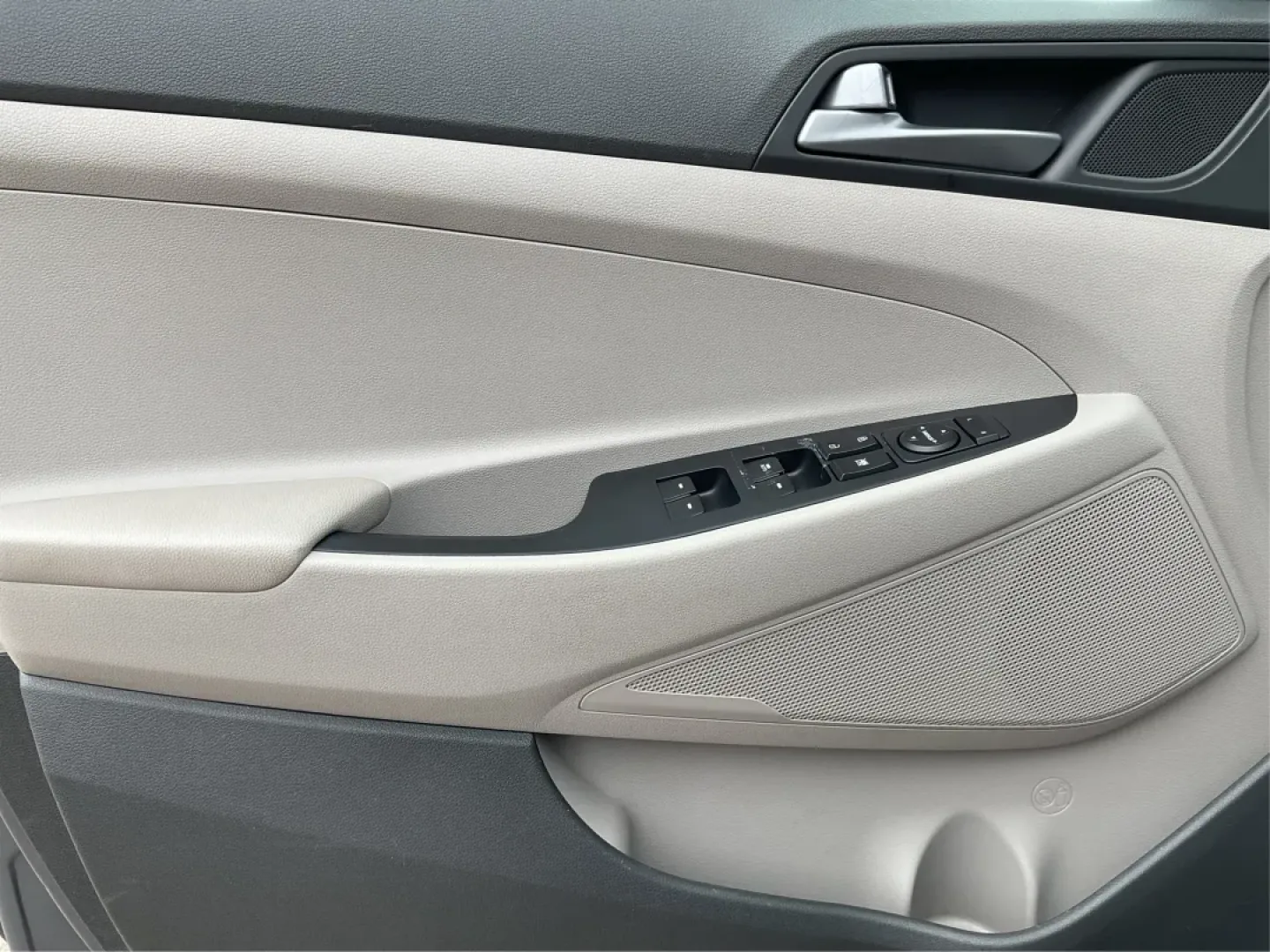 2016 Hyundai Tucson SE (KM8J3CA48GU) with an Nu 2L I-4 gasoline direct injection engine, located at 8750 N County Rd 25A, Piqua, OH, 45356, (937) 908-9800, 40.164391, -84.232513 - Are you ready to embrace a new lifestyle that combines adventure and daily practicality? Look no further than the 2016 Hyundai Tucson SE, available now at Advantage Car and Credit in Moraine, OH. Whether you're a growing family in search of a reliable SUV, a commuter requiring a dependable ride, or - Photo#18