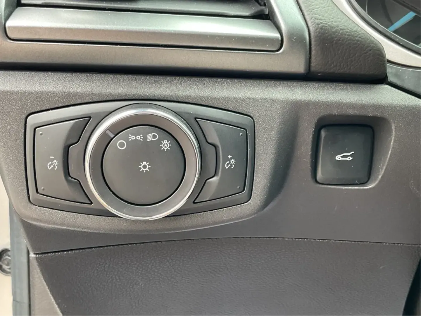 2013 Ford Fusion SE (3FA6P0H78DR) with an 2.5L L4 DOHC 16V engine, located at 1230 East Main St, Xenia, OH, 45385, (937) 908-9800, 39.688026, -83.910172 - Are you in the market for a reliable sedan that combines style, comfort, and impressive features? Look no further than this 2013 Ford Fusion SE, available now at Advantage Car and Credit in Xenia, OH. Perfect for daily commuters, growing families, or anyone seeking a dependable vehicle for weekend a - Photo#16