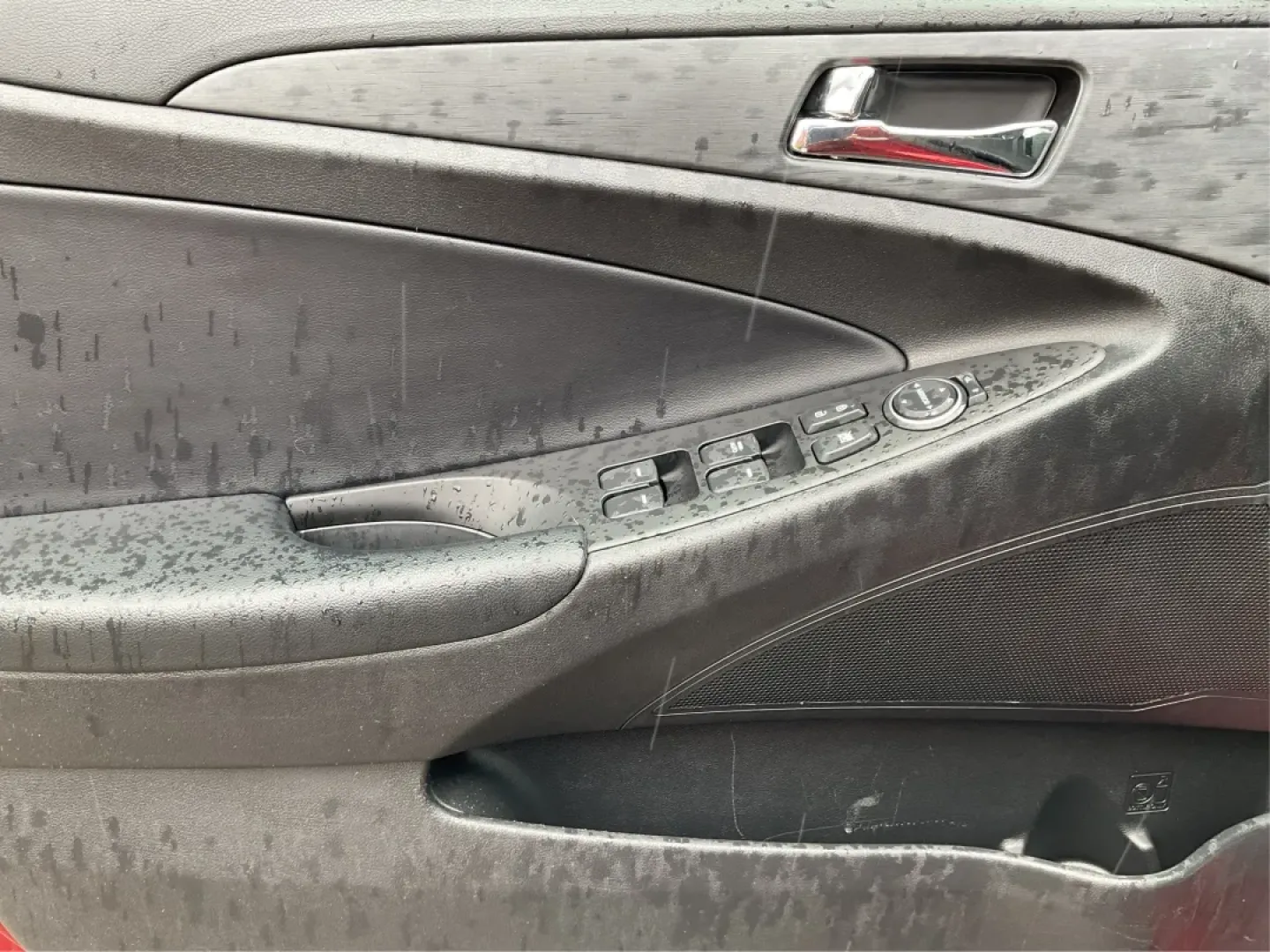 2013 Hyundai Sonata SE (5NPEC4AC1DH) with an 2.4L I-4 gasoline direct injection engine, located at 1951 S Dayton Lakeview Rd., New Carlisle, OH, 45344, (937) 908-9800, 39.890999, -84.050255 - Are you ready to elevate your daily commute or weekend adventures? The 2013 Hyundai Sonata SE is not just a vehicle; it's a lifestyle choice that seamlessly blends comfort, style, and practicality. Ideal for budget-conscious buyers seeking reliable transportation, this sedan is perfect for everythin - Photo#17