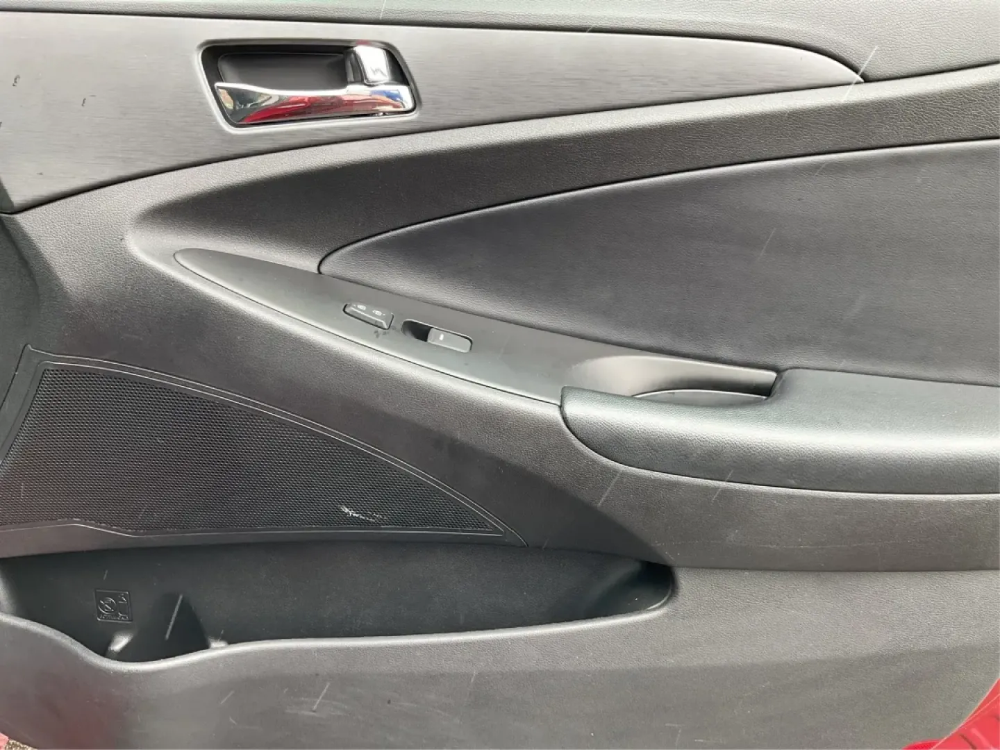 2013 Hyundai Sonata SE (5NPEC4AC1DH) with an 2.4L I-4 gasoline direct injection engine, located at 1951 S Dayton Lakeview Rd., New Carlisle, OH, 45344, (937) 908-9800, 39.890999, -84.050255 - Are you ready to elevate your daily commute or weekend adventures? The 2013 Hyundai Sonata SE is not just a vehicle; it's a lifestyle choice that seamlessly blends comfort, style, and practicality. Ideal for budget-conscious buyers seeking reliable transportation, this sedan is perfect for everythin - Photo#18