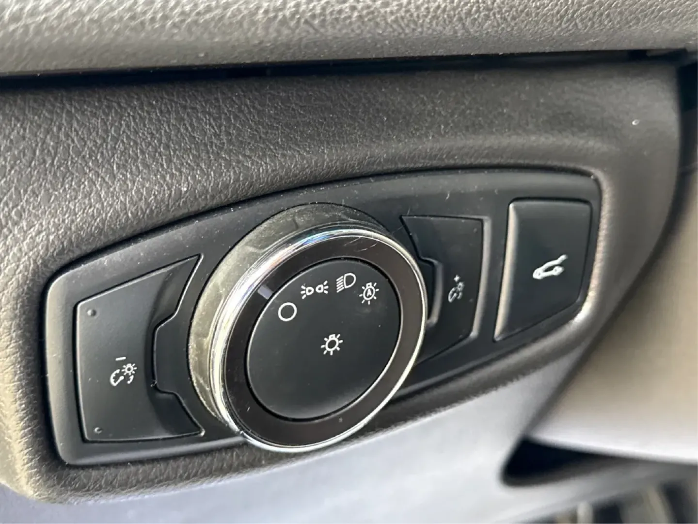 2013 Lincoln MKZ Base (3LN6L2J96DR) with an Other engine, located at 880 E. National Road, Vandalia, OH, 45377, (937) 908-9800, 39.891918, -84.183594 - **Elevate Your Drive with the 2013 Lincoln MKZ at Advantage Car and Credit!**<br /> <br /> Are you searching for the perfect vehicle to enhance your daily commute, family outings, or weekend adventures? Look no further! The 2013 Lincoln MKZ is the ideal choice for those who appreciate luxury, comfor - Photo#17