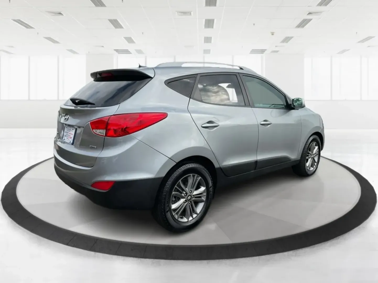 2015 Hyundai Tucson SE (KM8JUCAG2FU) with an Theta II 2.4L I-4 gasoline direct injection engine, located at 1099 N County Rd 25A , Troy, OH, 45373, (937) 908-9800, 40.057079, -84.212883 - Are you ready to elevate your daily commute or weekend adventures? The 2015 Hyundai Tucson SE, available exclusively at Advantage Car and Credit in Troy, OH, is the perfect SUV for anyone looking to enhance their lifestyle with a reliable and stylish vehicle. With its robust features and practicalit - Photo#2