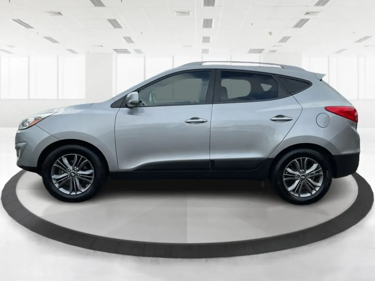 2015 Hyundai Tucson SE (KM8JUCAG2FU) with an Theta II 2.4L I-4 gasoline direct injection engine, located at 1099 N County Rd 25A , Troy, OH, 45373, (937) 908-9800, 40.057079, -84.212883 - Are you ready to elevate your daily commute or weekend adventures? The 2015 Hyundai Tucson SE, available exclusively at Advantage Car and Credit in Troy, OH, is the perfect SUV for anyone looking to enhance their lifestyle with a reliable and stylish vehicle. With its robust features and practicalit - Photo#4