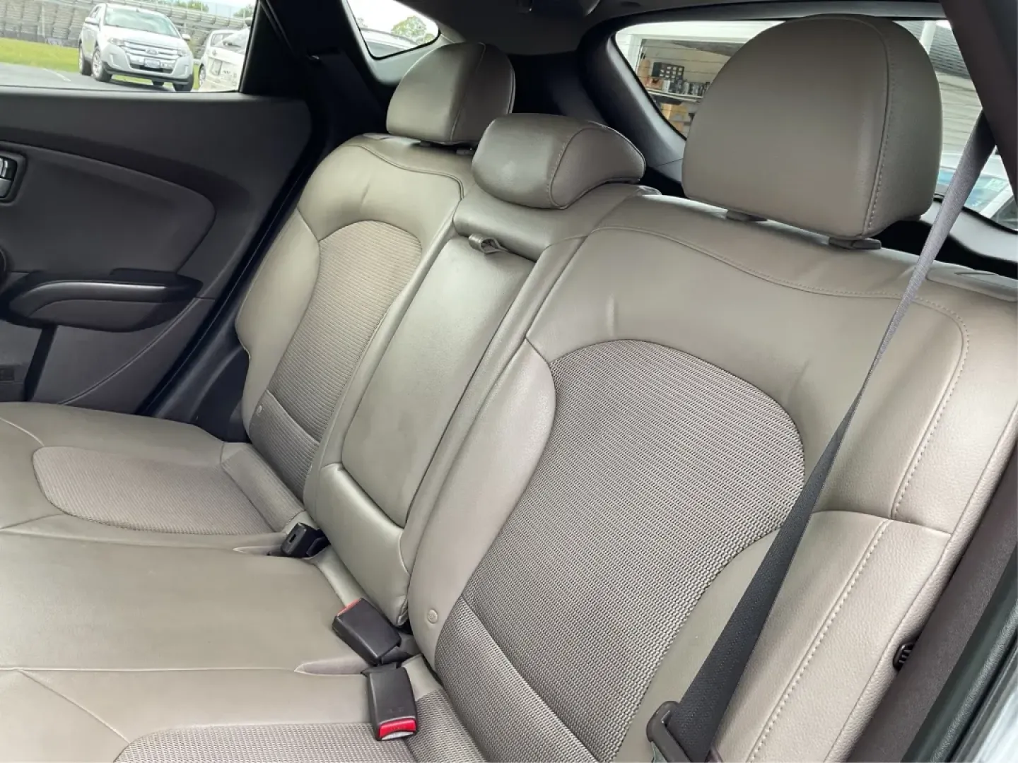 2015 Hyundai Tucson SE (KM8JUCAG2FU) with an Theta II 2.4L I-4 gasoline direct injection engine, located at 1099 N County Rd 25A , Troy, OH, 45373, (937) 908-9800, 40.057079, -84.212883 - Are you ready to elevate your daily commute or weekend adventures? The 2015 Hyundai Tucson SE, available exclusively at Advantage Car and Credit in Troy, OH, is the perfect SUV for anyone looking to enhance their lifestyle with a reliable and stylish vehicle. With its robust features and practicalit - Photo#9