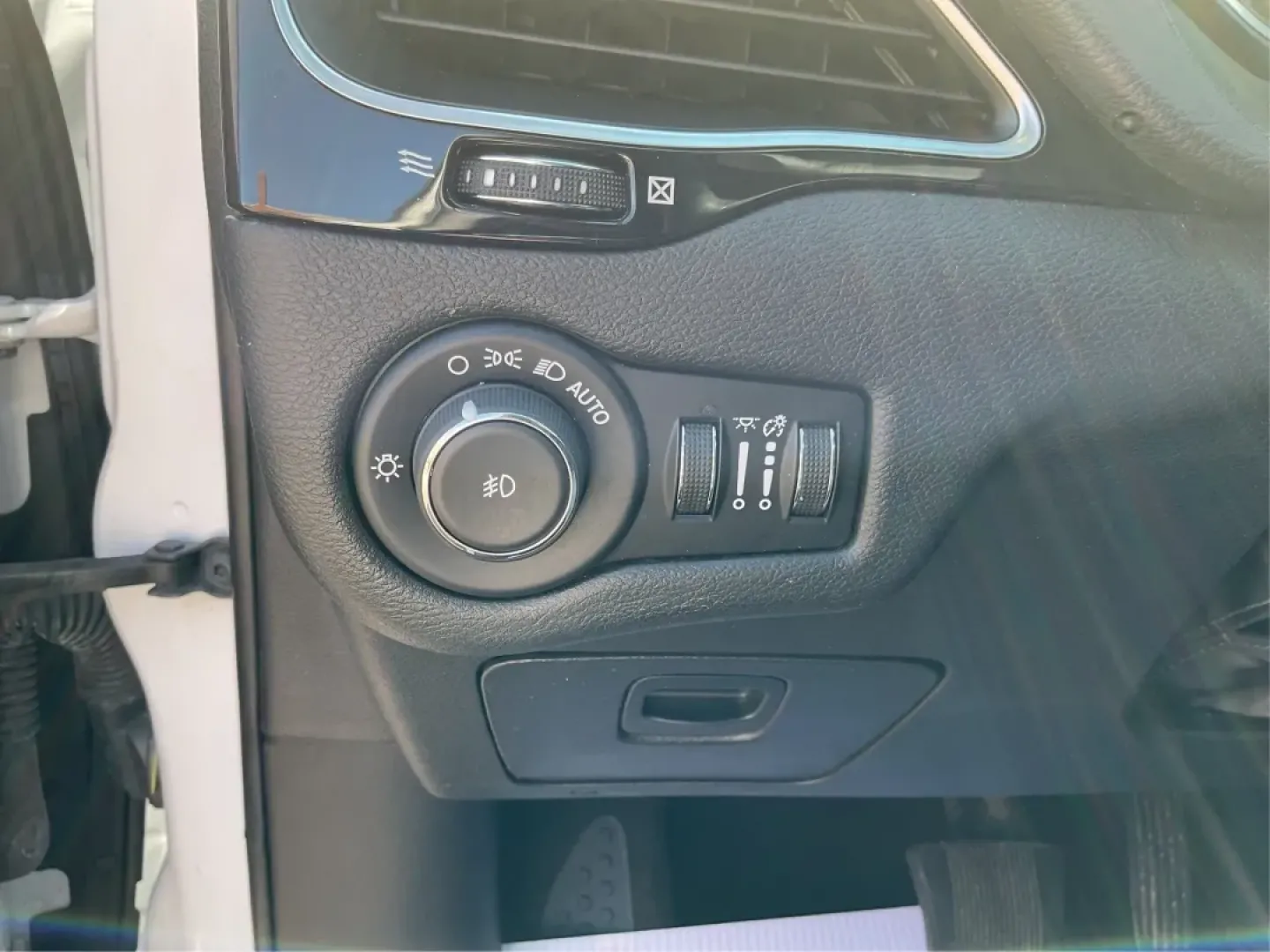 2019 Jeep Cherokee Altitude 4x4 (1C4PJMLB8KD) with an Other engine, located at 1184 Kauffman Ave, Fairborn, OH, 45324, (937) 908-9800, 39.807072, -84.030914 - Experience the perfect blend of adventure and comfort with the 2019 Jeep Cherokee Altitude 4x4, now available at Advantage Car and Credit - Fairborn. Located at 1184 Kauffman Ave, Fairborn, OH 45324, our **Buy Here Pay Here dealership** is dedicated to helping drivers from Fairborn and surrounding a - Photo#16