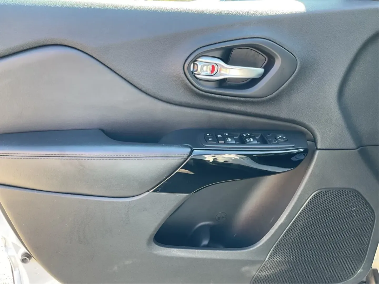 2019 Jeep Cherokee Altitude 4x4 (1C4PJMLB8KD) with an Other engine, located at 1184 Kauffman Ave, Fairborn, OH, 45324, (937) 908-9800, 39.807072, -84.030914 - Experience the perfect blend of adventure and comfort with the 2019 Jeep Cherokee Altitude 4x4, now available at Advantage Car and Credit - Fairborn. Located at 1184 Kauffman Ave, Fairborn, OH 45324, our **Buy Here Pay Here dealership** is dedicated to helping drivers from Fairborn and surrounding a - Photo#18