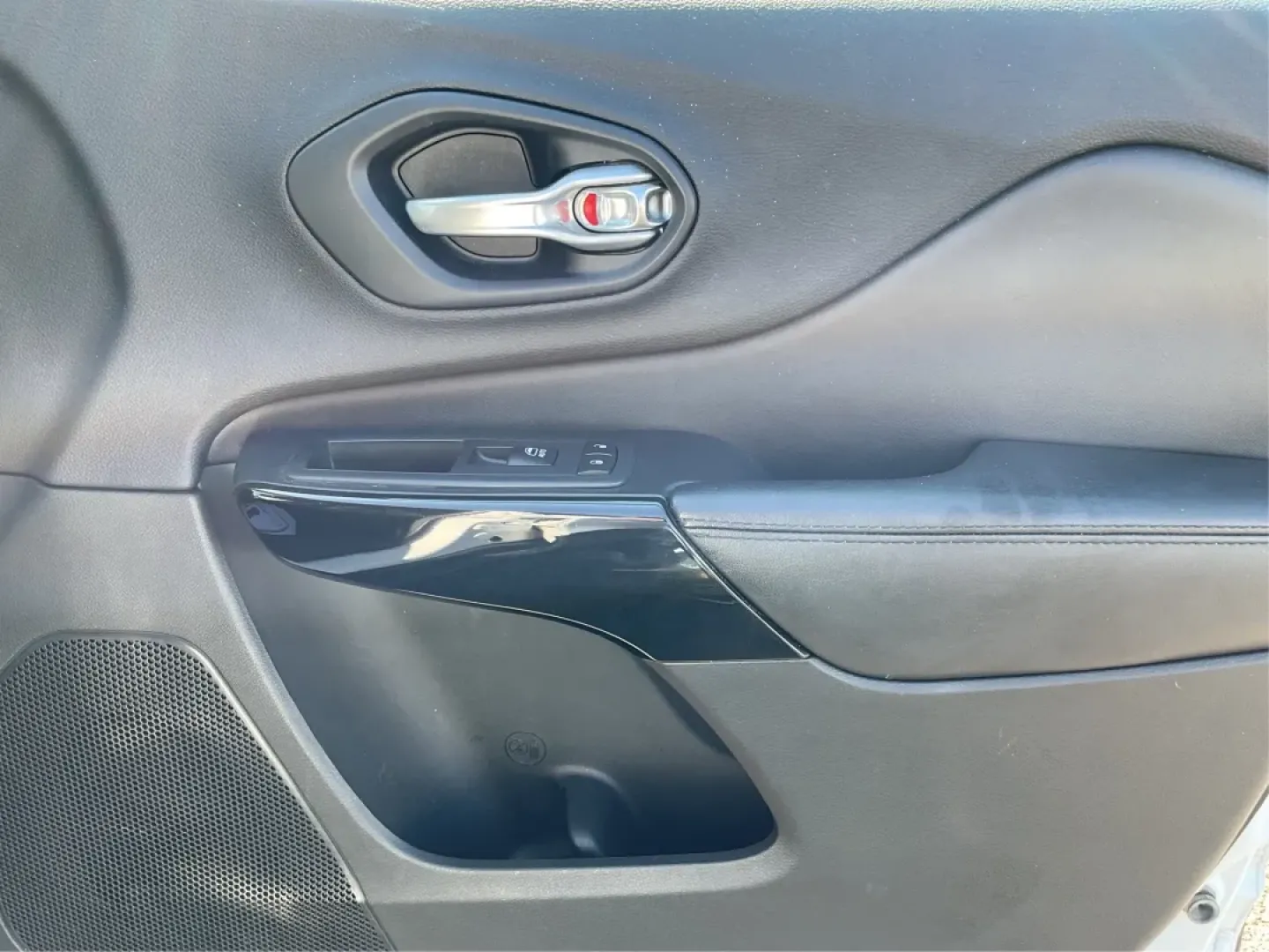 2019 Jeep Cherokee Altitude 4x4 (1C4PJMLB8KD) with an Other engine, located at 1184 Kauffman Ave, Fairborn, OH, 45324, (937) 908-9800, 39.807072, -84.030914 - Experience the perfect blend of adventure and comfort with the 2019 Jeep Cherokee Altitude 4x4, now available at Advantage Car and Credit - Fairborn. Located at 1184 Kauffman Ave, Fairborn, OH 45324, our **Buy Here Pay Here dealership** is dedicated to helping drivers from Fairborn and surrounding a - Photo#19