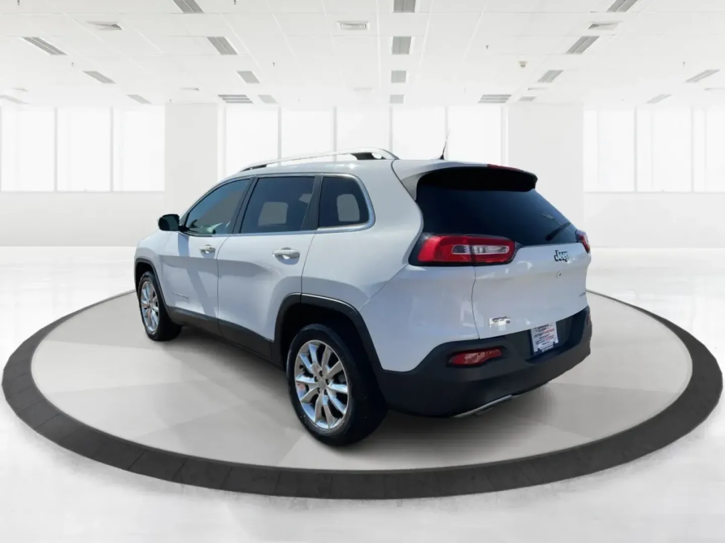 2016 Jeep Cherokee Limited (1C4PJLDB7GW) with an Other engine, located at 880 E. National Road, Vandalia, OH, 45377, (937) 908-9800, 39.891918, -84.183594 - **Discover Your Next Adventure with the 2016 Jeep Cherokee Limited Perfect for Family Road Trips and Everyday Commuting!**<br /> <br /> Are you ready to elevate your driving experience? The 2016 Jeep Cherokee Limited is the ideal crossover for families, adventurers, and daily commuters alike. With - Photo#4