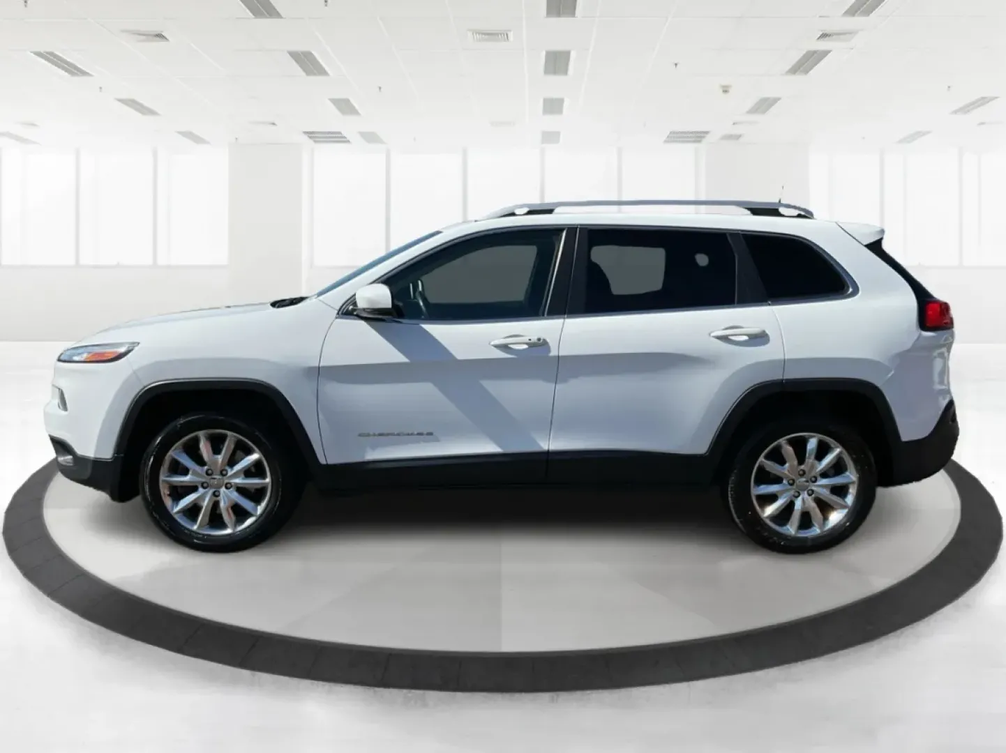 2016 Jeep Cherokee Limited (1C4PJLDB7GW) with an Other engine, located at 880 E. National Road, Vandalia, OH, 45377, (937) 908-9800, 39.891918, -84.183594 - **Discover Your Next Adventure with the 2016 Jeep Cherokee Limited Perfect for Family Road Trips and Everyday Commuting!**<br /> <br /> Are you ready to elevate your driving experience? The 2016 Jeep Cherokee Limited is the ideal crossover for families, adventurers, and daily commuters alike. With - Photo#5