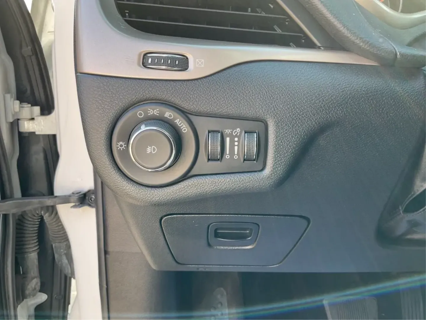 2016 Jeep Cherokee Limited (1C4PJLDB7GW) with an Other engine, located at 880 E. National Road, Vandalia, OH, 45377, (937) 908-9800, 39.891918, -84.183594 - **Discover Your Next Adventure with the 2016 Jeep Cherokee Limited Perfect for Family Road Trips and Everyday Commuting!**<br /> <br /> Are you ready to elevate your driving experience? The 2016 Jeep Cherokee Limited is the ideal crossover for families, adventurers, and daily commuters alike. With - Photo#17