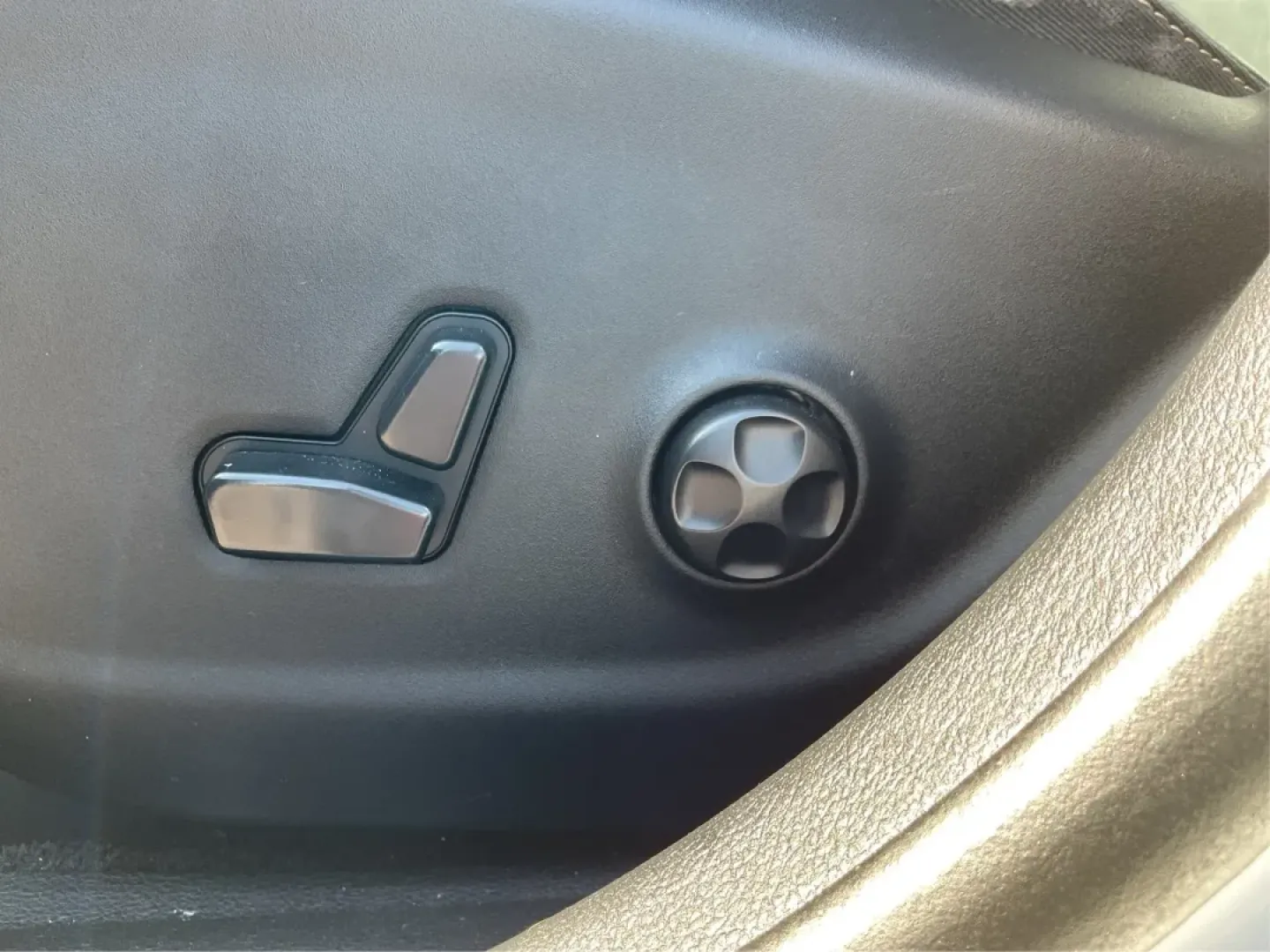 2016 Jeep Cherokee Limited (1C4PJLDB7GW) with an Other engine, located at 880 E. National Road, Vandalia, OH, 45377, (937) 908-9800, 39.891918, -84.183594 - **Discover Your Next Adventure with the 2016 Jeep Cherokee Limited Perfect for Family Road Trips and Everyday Commuting!**<br /> <br /> Are you ready to elevate your driving experience? The 2016 Jeep Cherokee Limited is the ideal crossover for families, adventurers, and daily commuters alike. With - Photo#18