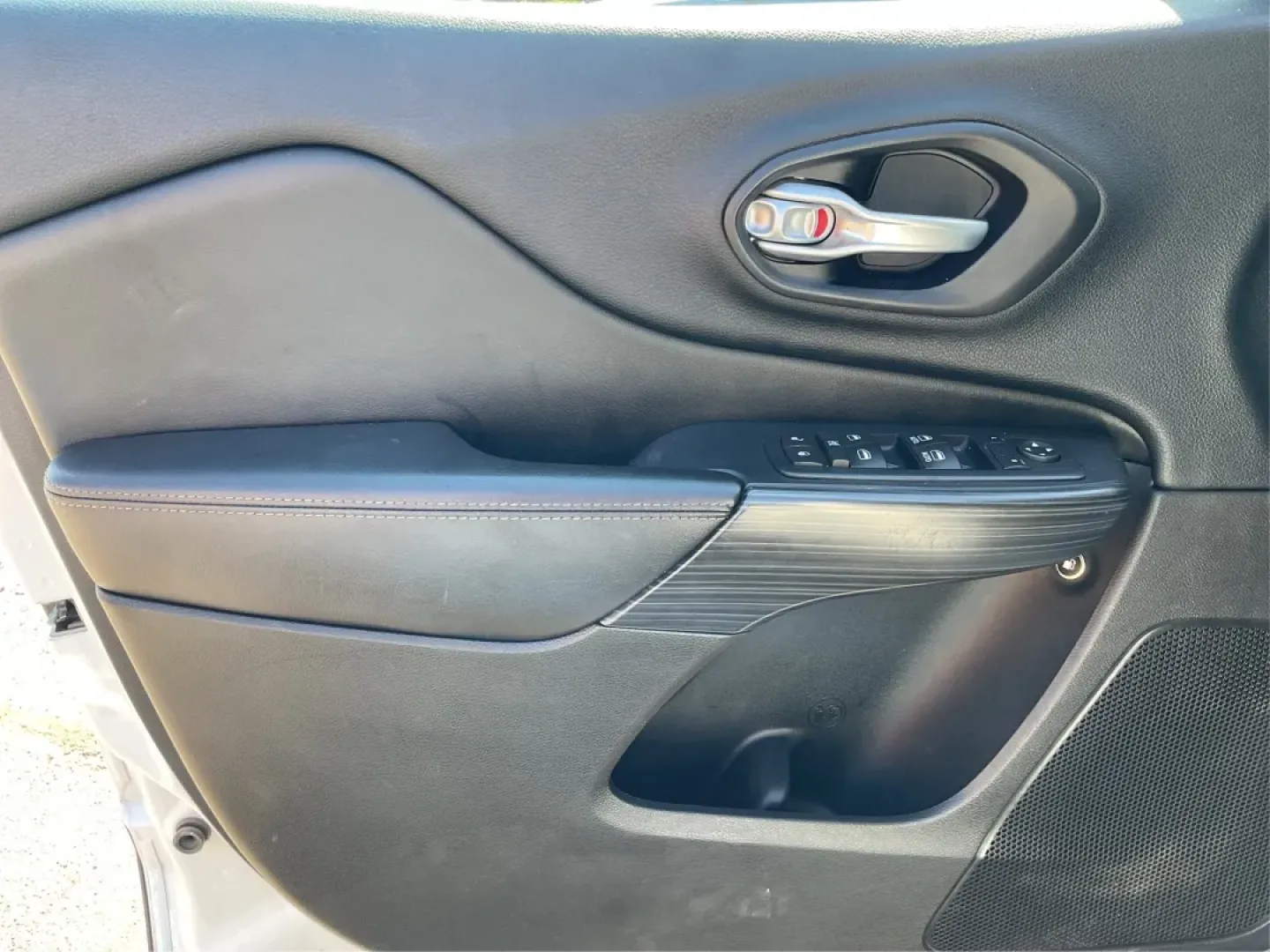 2016 Jeep Cherokee Limited (1C4PJLDB7GW) with an Other engine, located at 880 E. National Road, Vandalia, OH, 45377, (937) 908-9800, 39.891918, -84.183594 - **Discover Your Next Adventure with the 2016 Jeep Cherokee Limited Perfect for Family Road Trips and Everyday Commuting!**<br /> <br /> Are you ready to elevate your driving experience? The 2016 Jeep Cherokee Limited is the ideal crossover for families, adventurers, and daily commuters alike. With - Photo#19